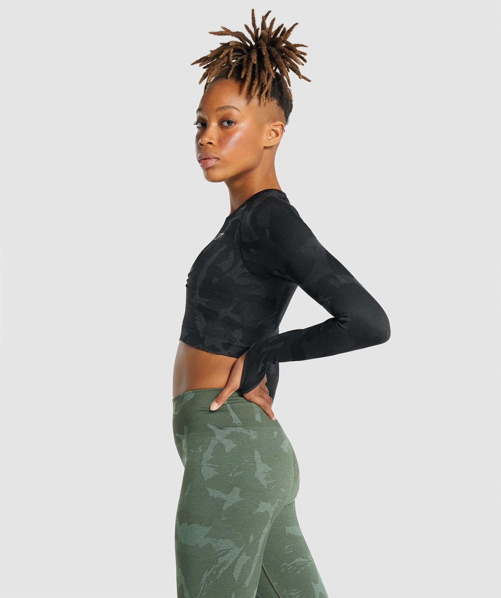 gymshark-adapt-camo-seamless-long-sleeve-crop-top-savanna-black-aw21