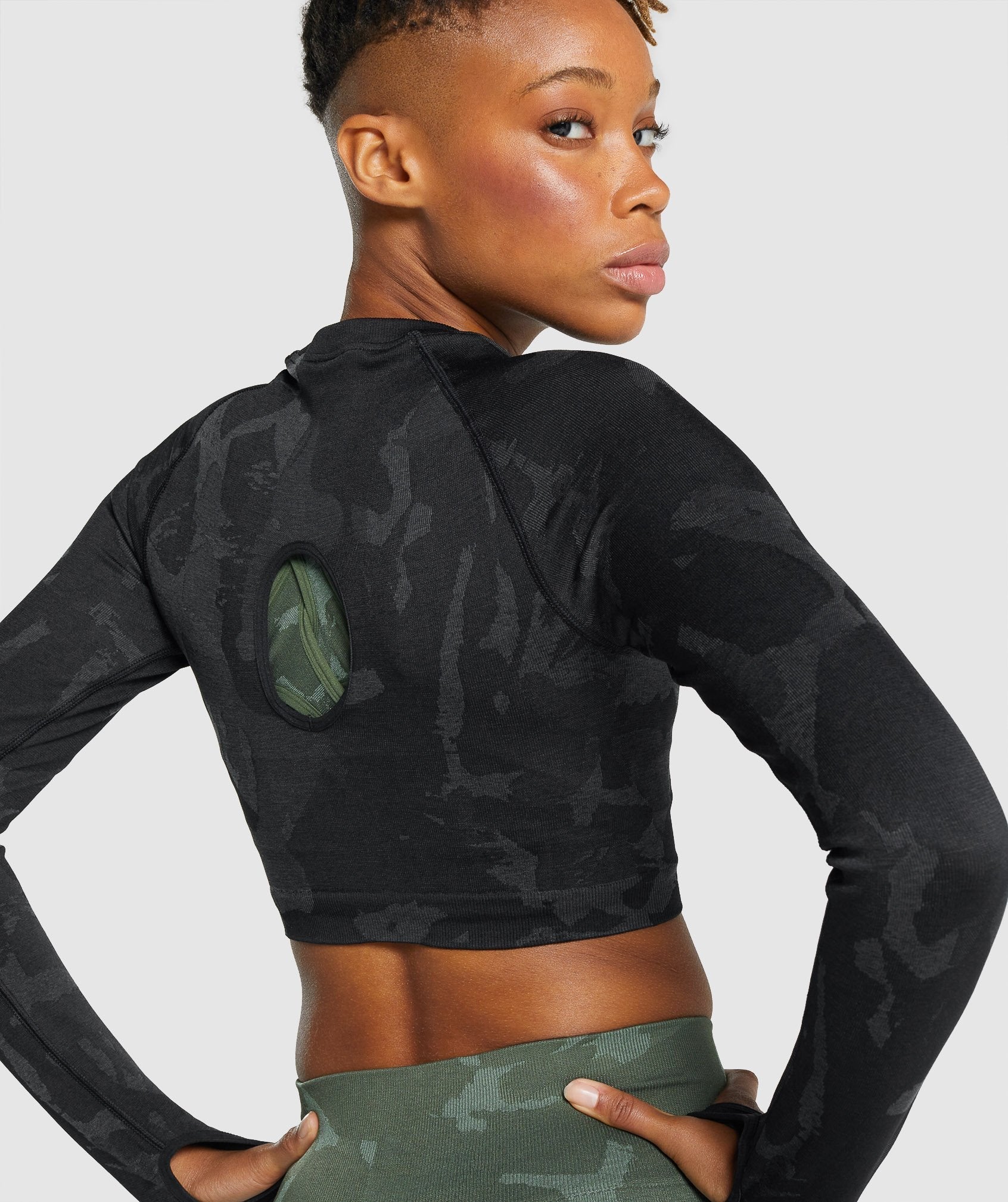 gymshark-adapt-camo-seamless-long-sleeve-crop-top-savanna-black-aw21