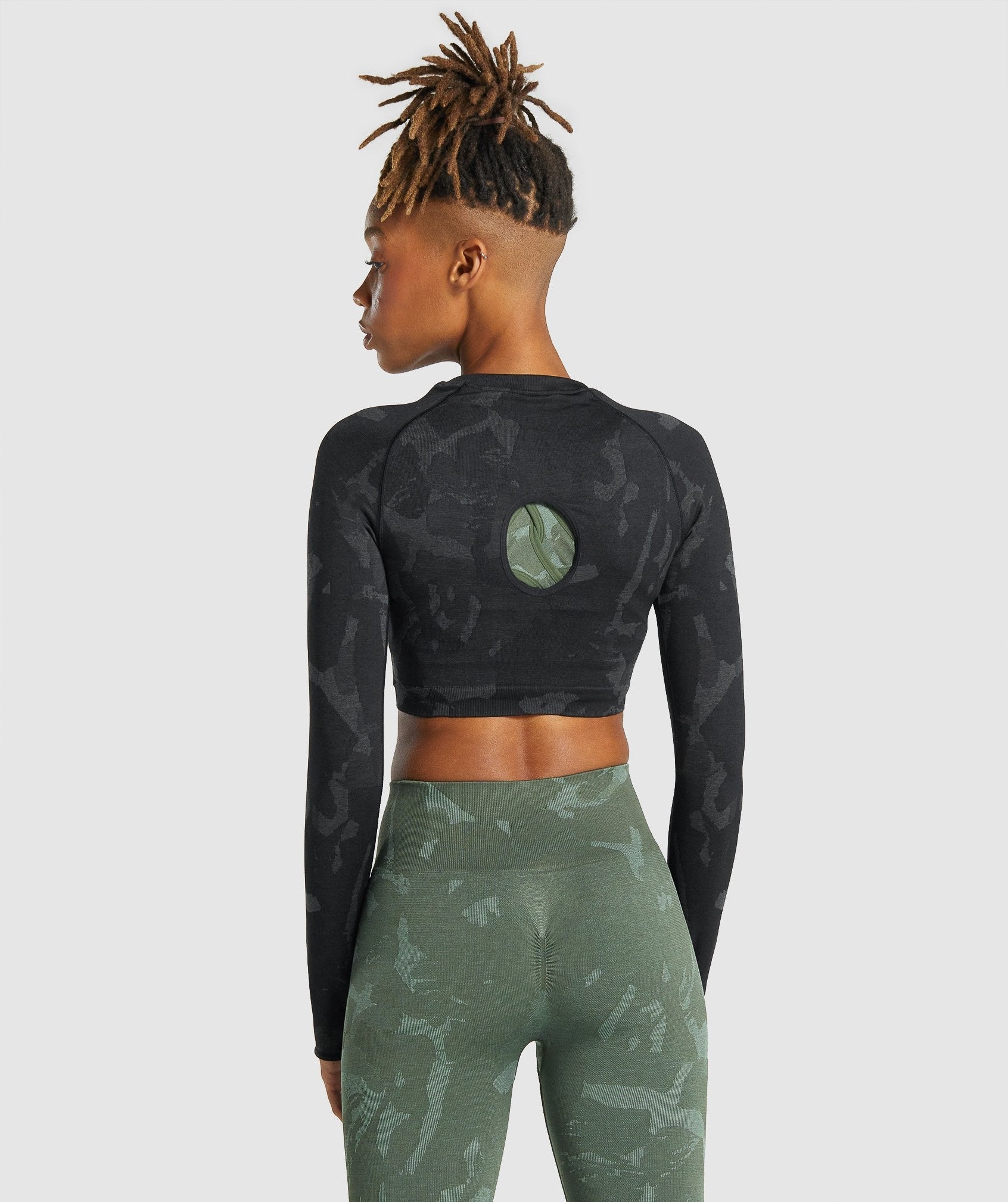 gymshark-adapt-camo-seamless-long-sleeve-crop-top-savanna-black-aw21