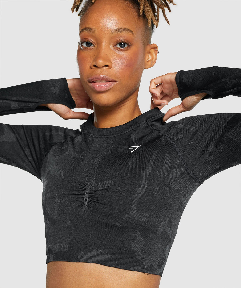 gymshark-adapt-camo-seamless-long-sleeve-crop-top-savanna-black-aw21