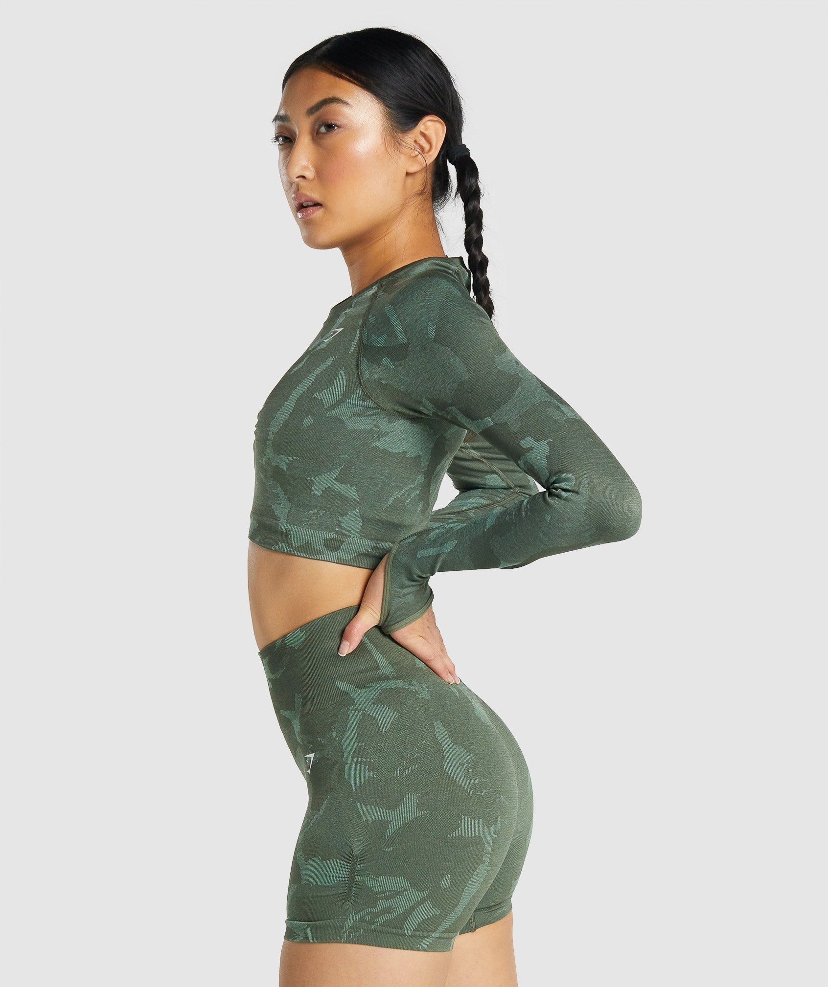 gymshark-adapt-camo-seamless-long-sleeve-crop-top-savanna-green-aw21