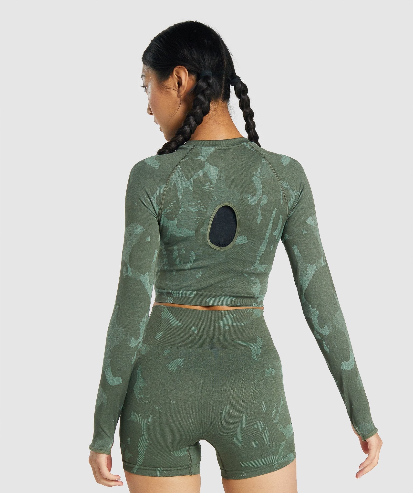 gymshark-adapt-camo-seamless-long-sleeve-crop-top-savanna-green-aw21