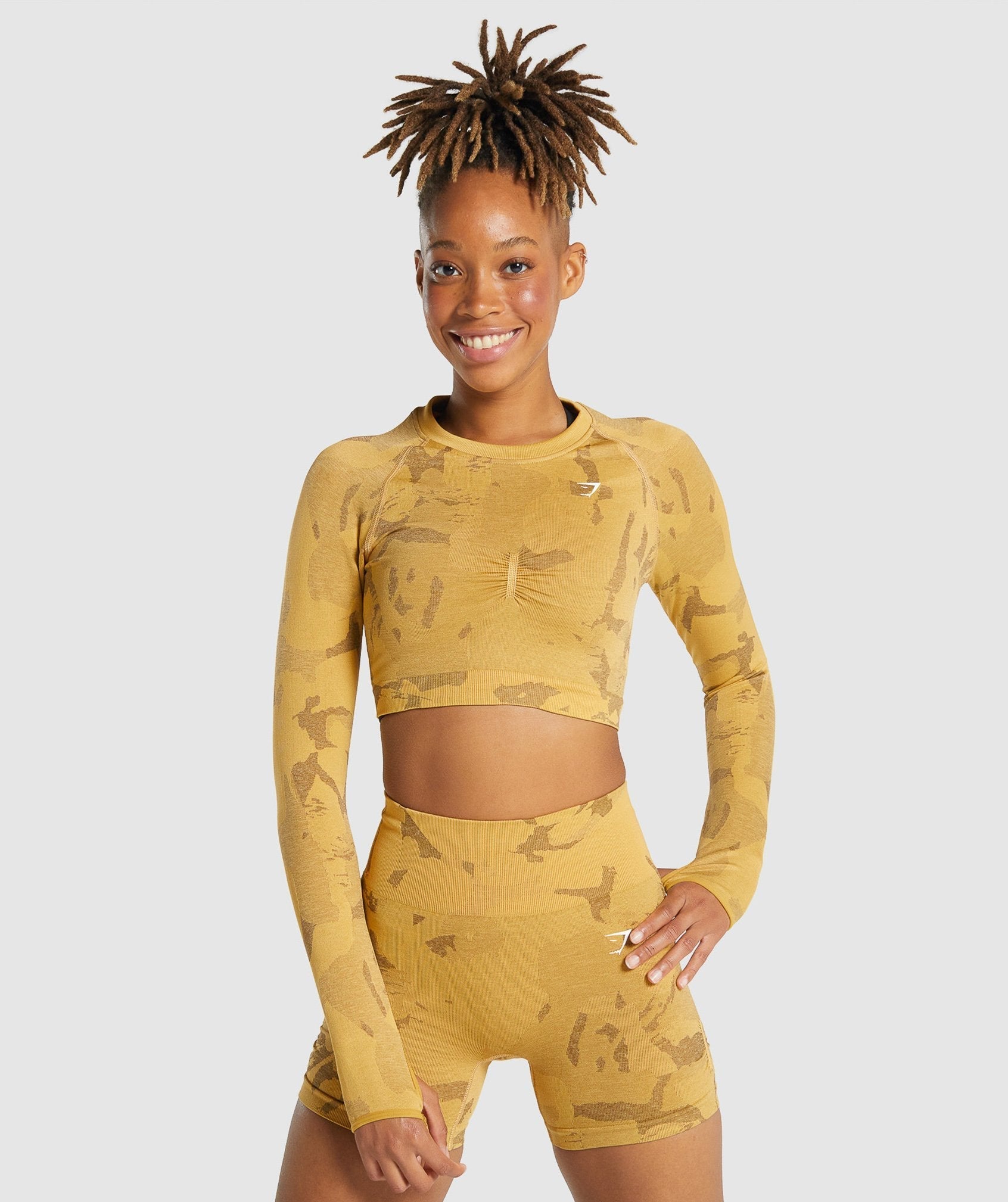 gymshark-adapt-camo-seamless-long-sleeve-crop-top-savanna-yellow-aw21