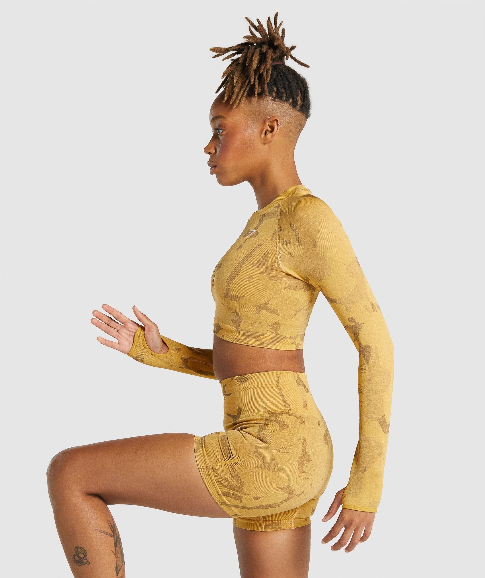 gymshark-adapt-camo-seamless-long-sleeve-crop-top-savanna-yellow-aw21
