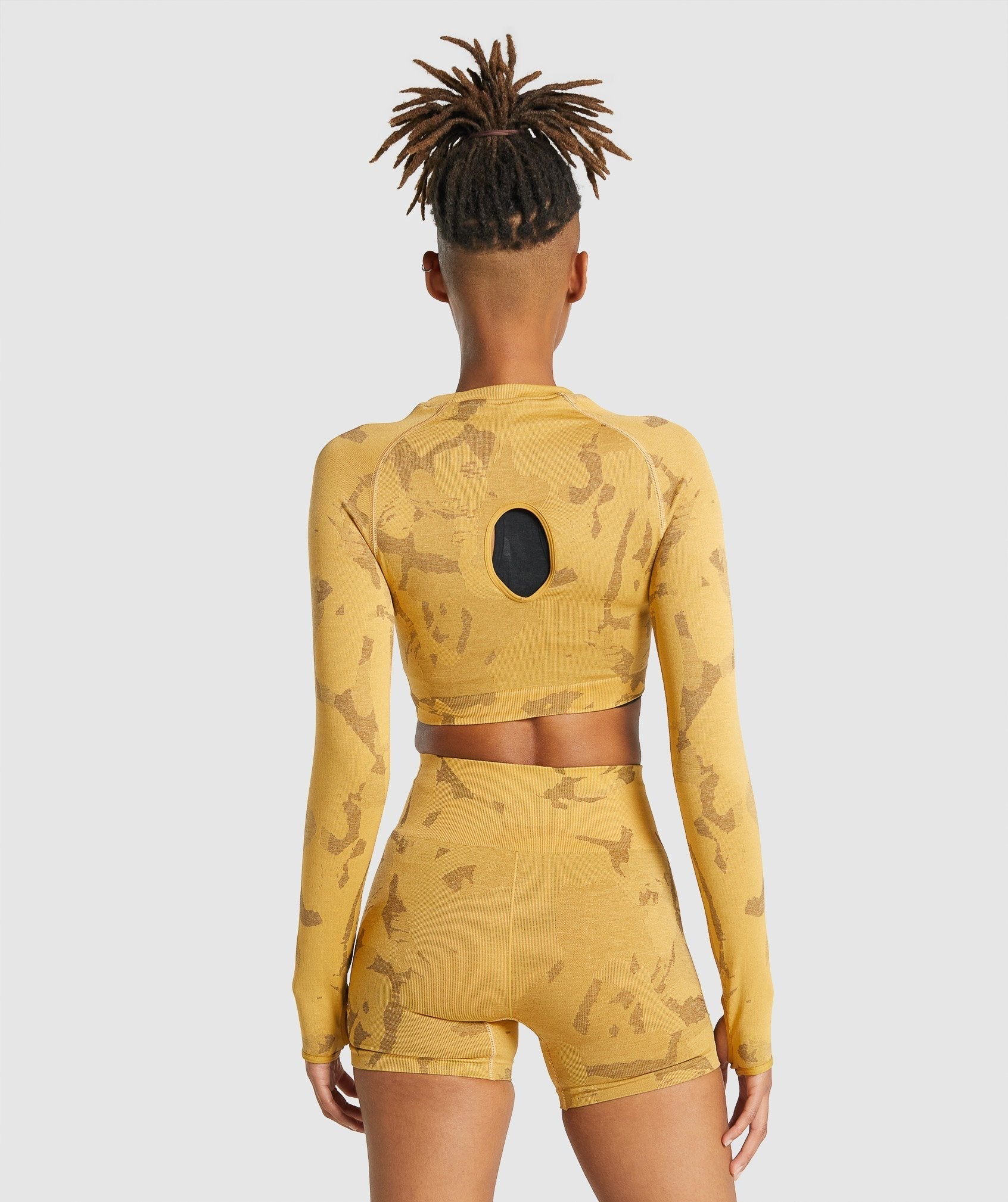 gymshark-adapt-camo-seamless-long-sleeve-crop-top-savanna-yellow-aw21