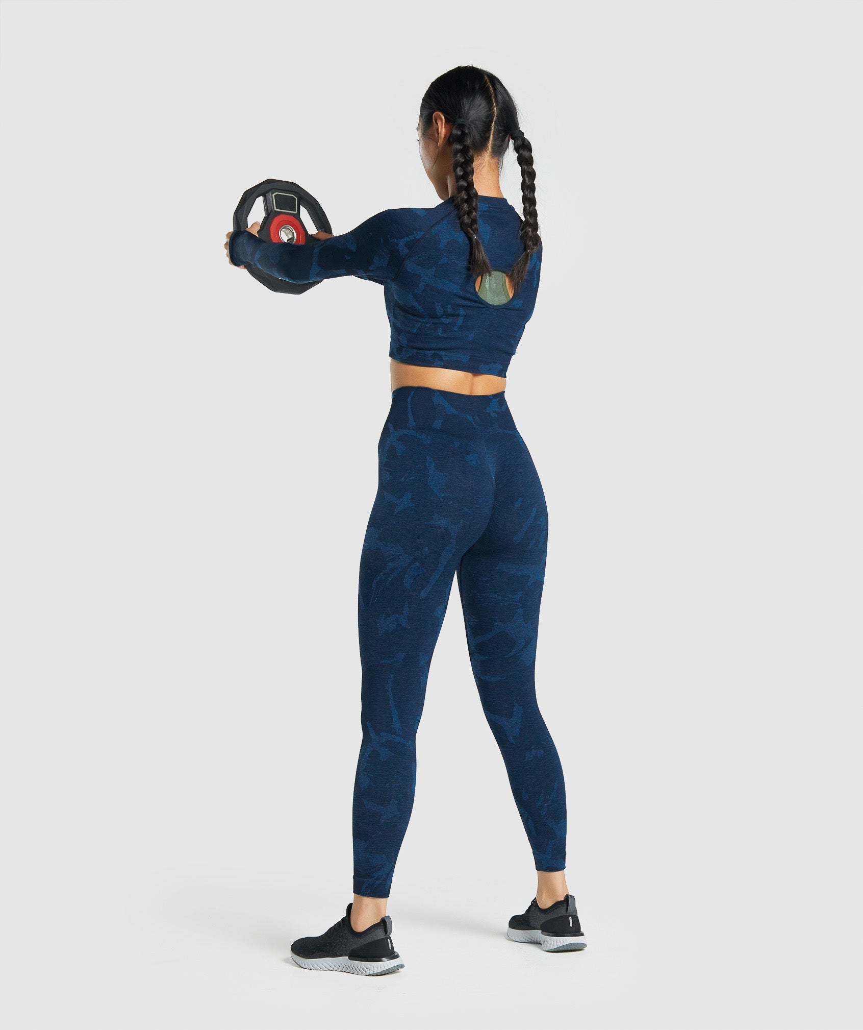 gymshark-adapt-camo-seamless-long-sleeve-crop-top-savanna-navy-aw21