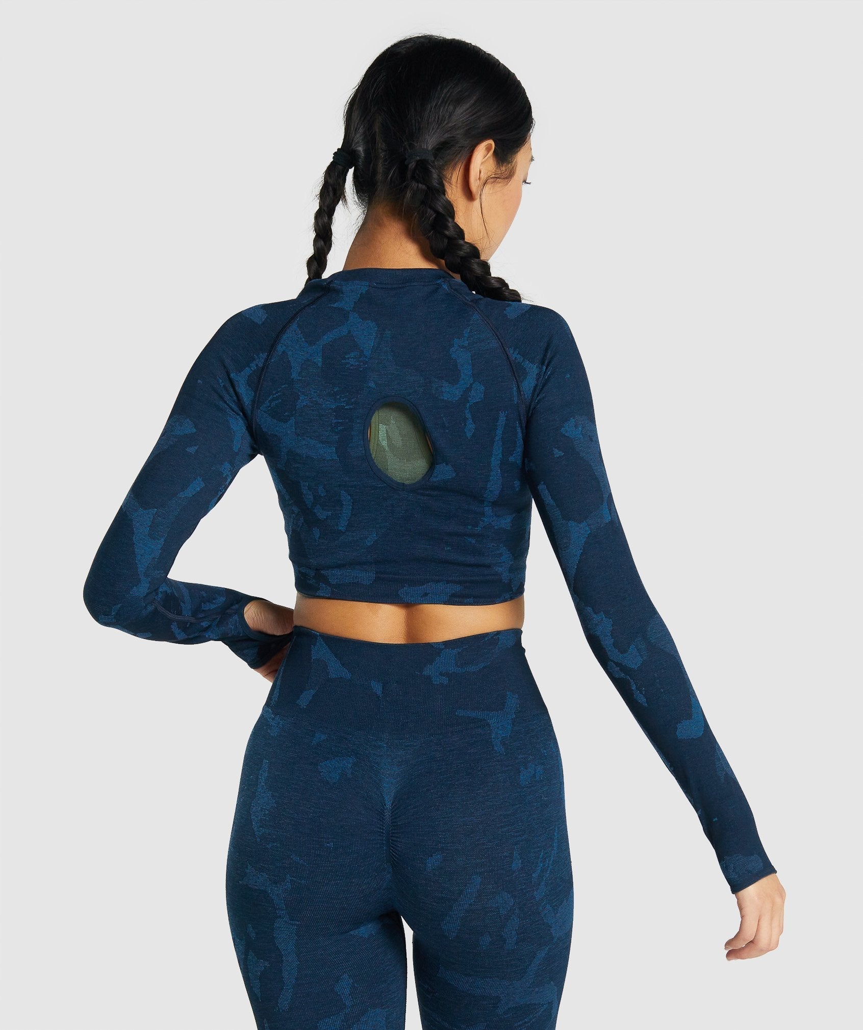 gymshark-adapt-camo-seamless-long-sleeve-crop-top-savanna-navy-aw21