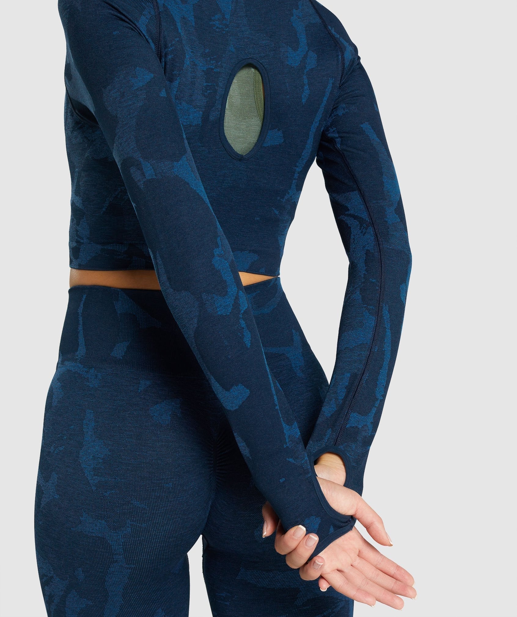gymshark-adapt-camo-seamless-long-sleeve-crop-top-savanna-navy-aw21