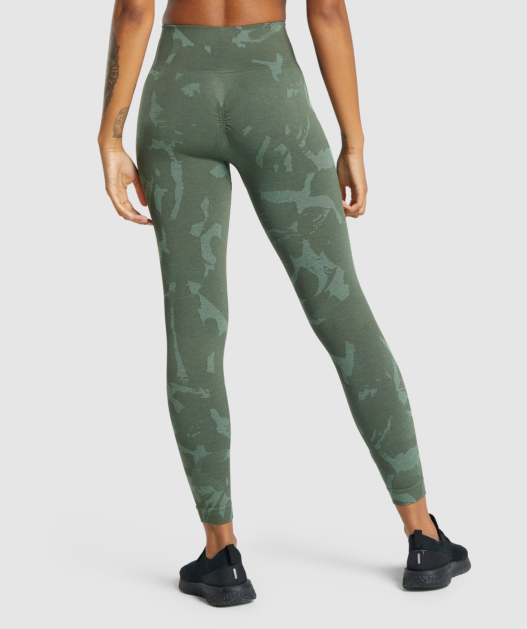 gymshark-adapt-camo-seamless-leggings-savanna-green-aw21