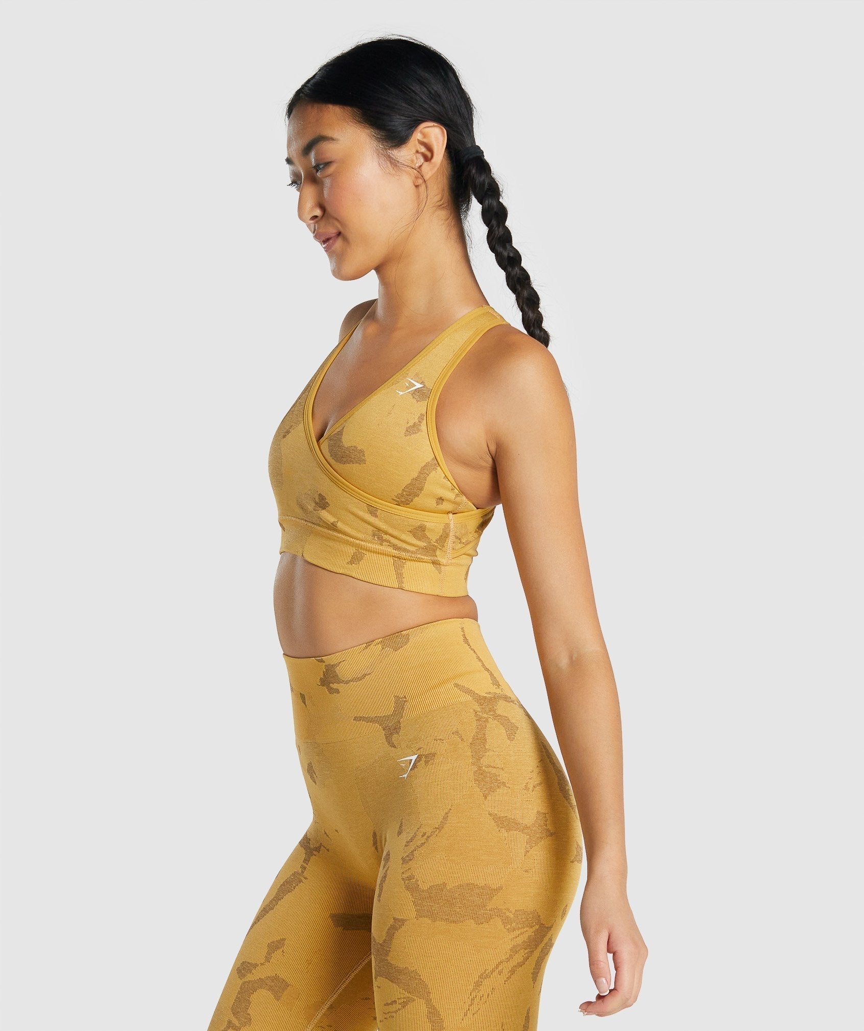 gymshark-adapt-camo-seamless-sports-bra-savanna-yellow-aw21