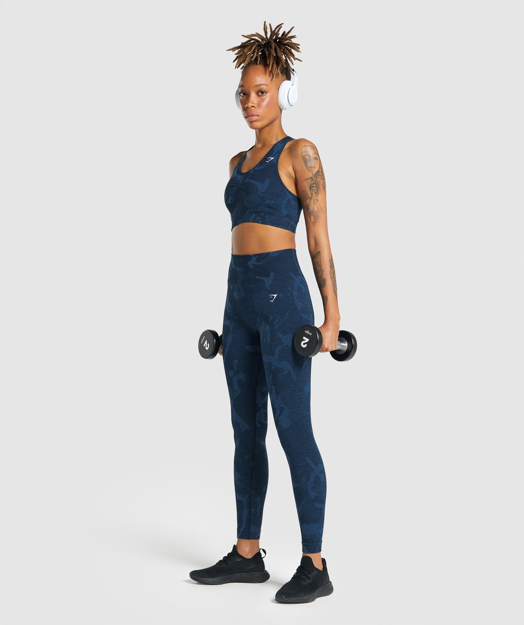 gymshark-adapt-camo-seamless-racer-back-sports-bra-savanna-navy-aw21