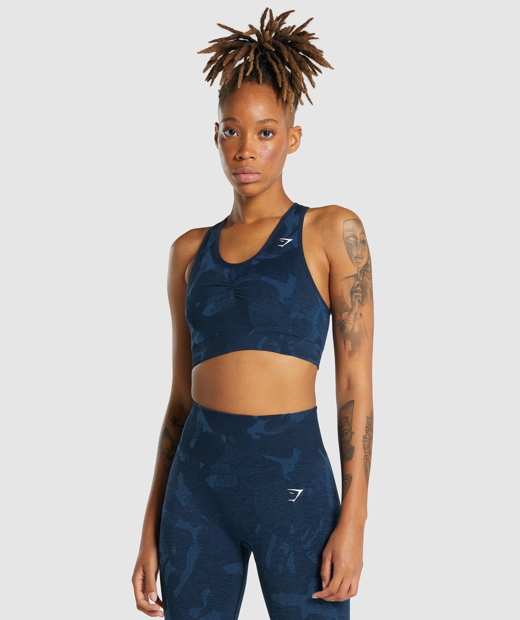 gymshark-adapt-camo-seamless-racer-back-sports-bra-savanna-navy-aw21