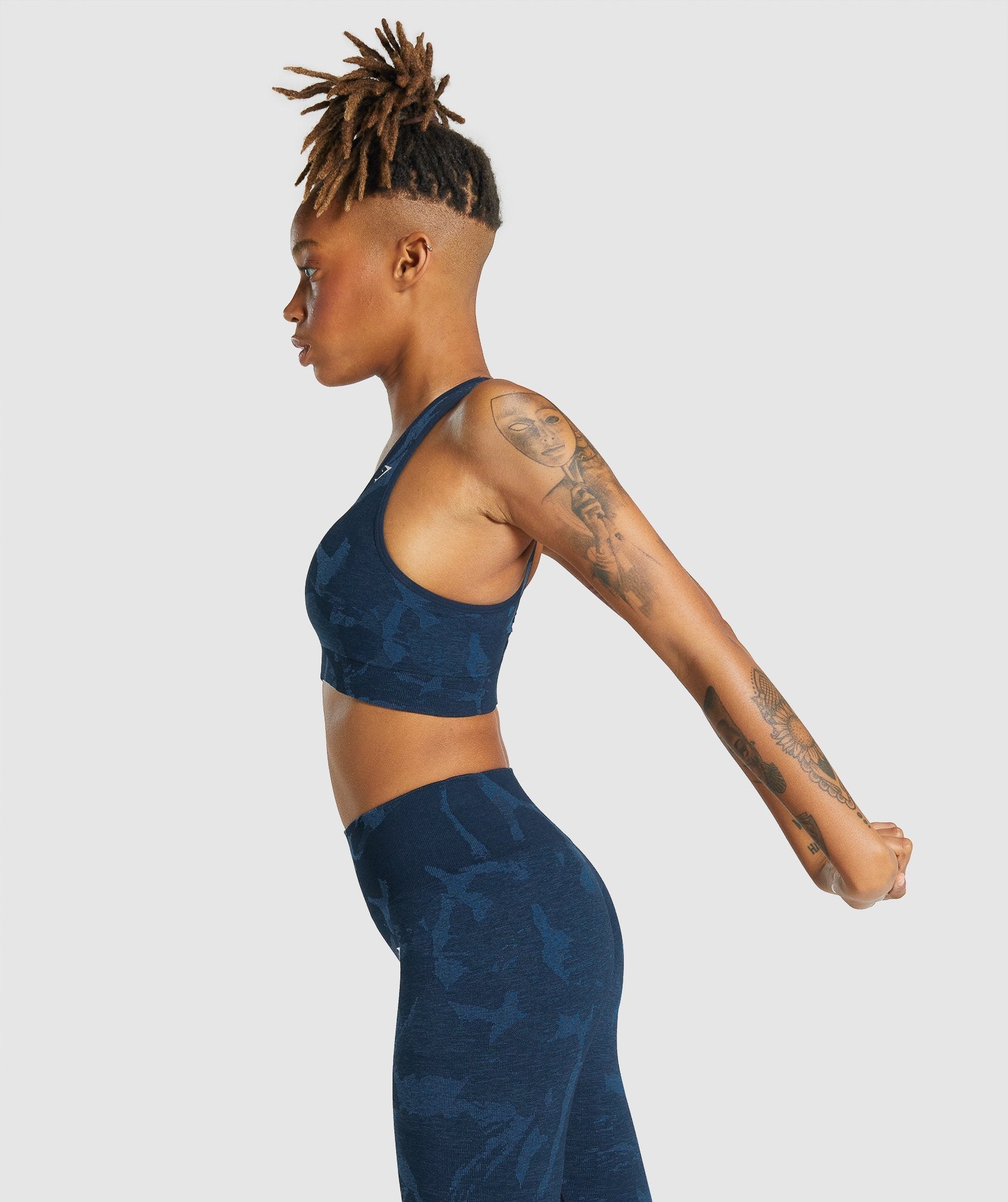 gymshark-adapt-camo-seamless-racer-back-sports-bra-savanna-navy-aw21