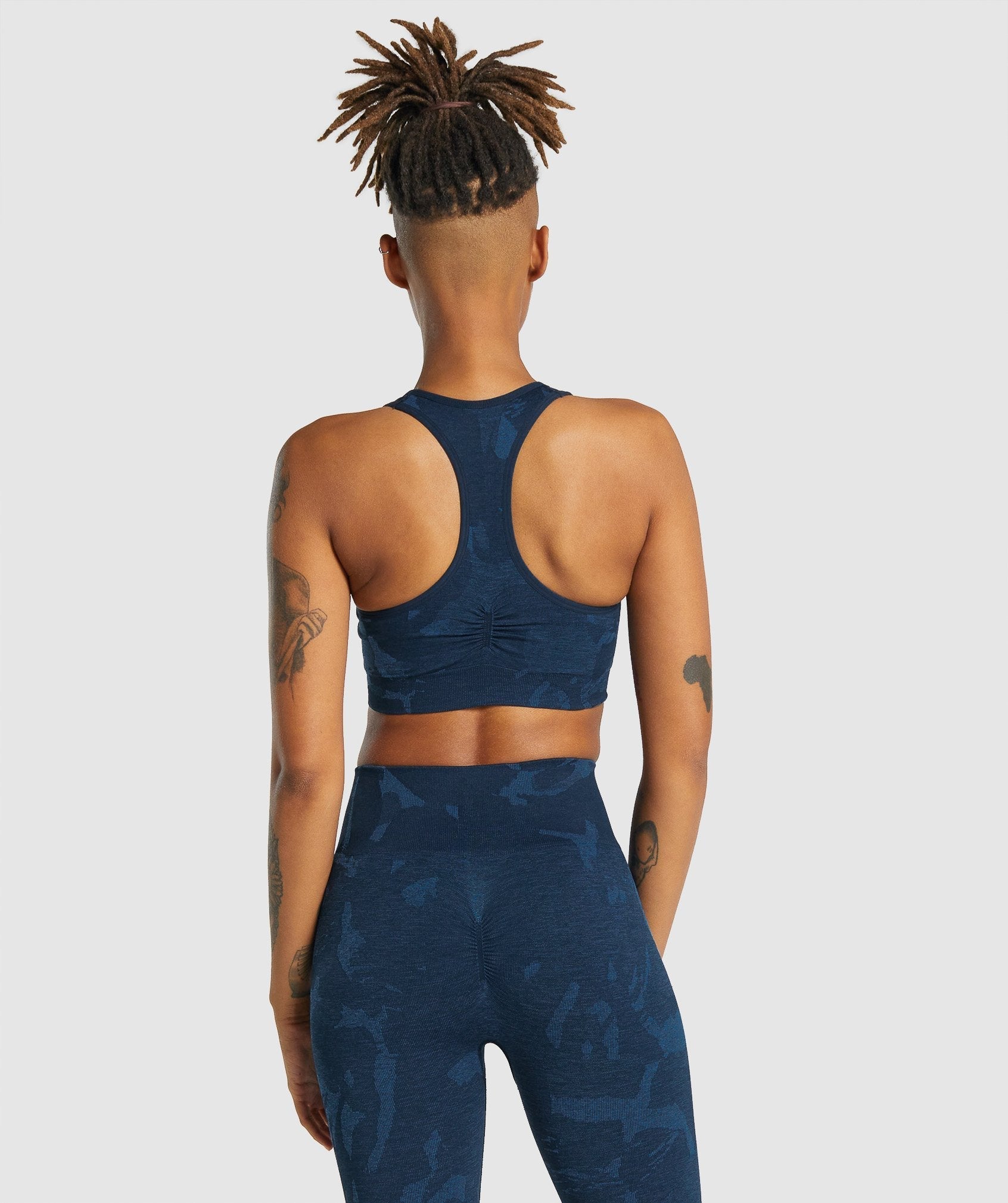 gymshark-adapt-camo-seamless-racer-back-sports-bra-savanna-navy-aw21
