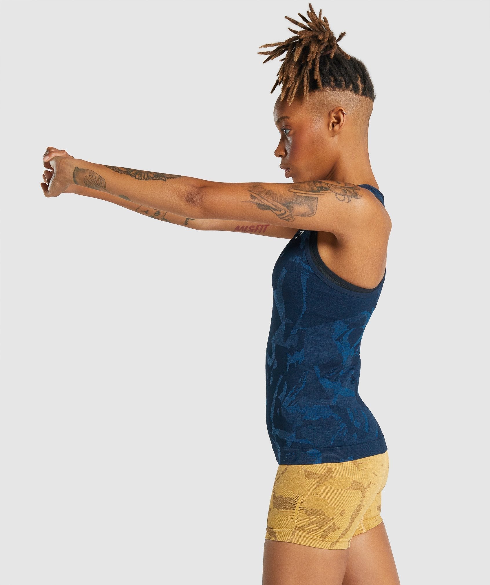 gymshark-adapt-camo-seamless-tank-savanna-navy-aw21