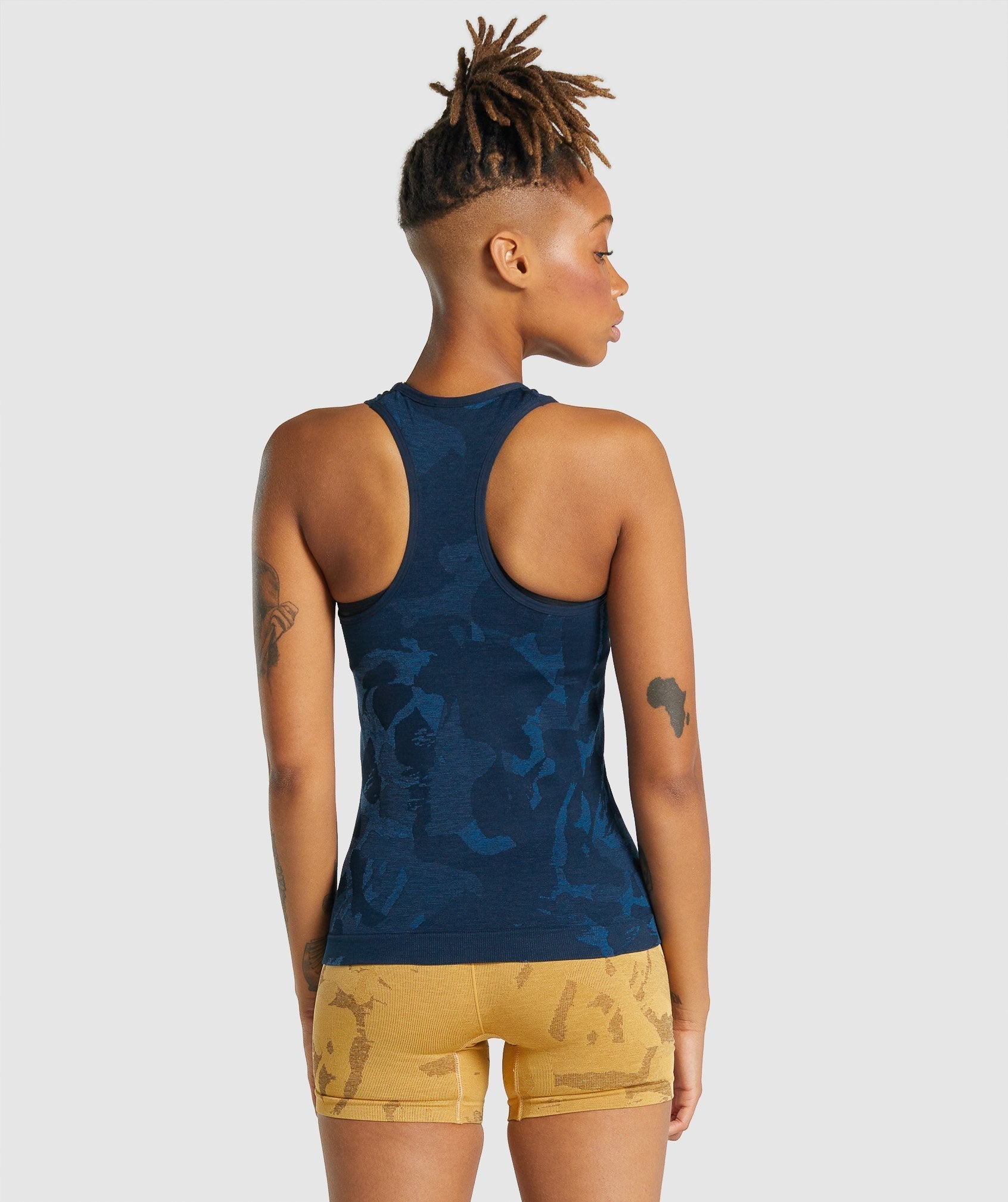 gymshark-adapt-camo-seamless-tank-savanna-navy-aw21