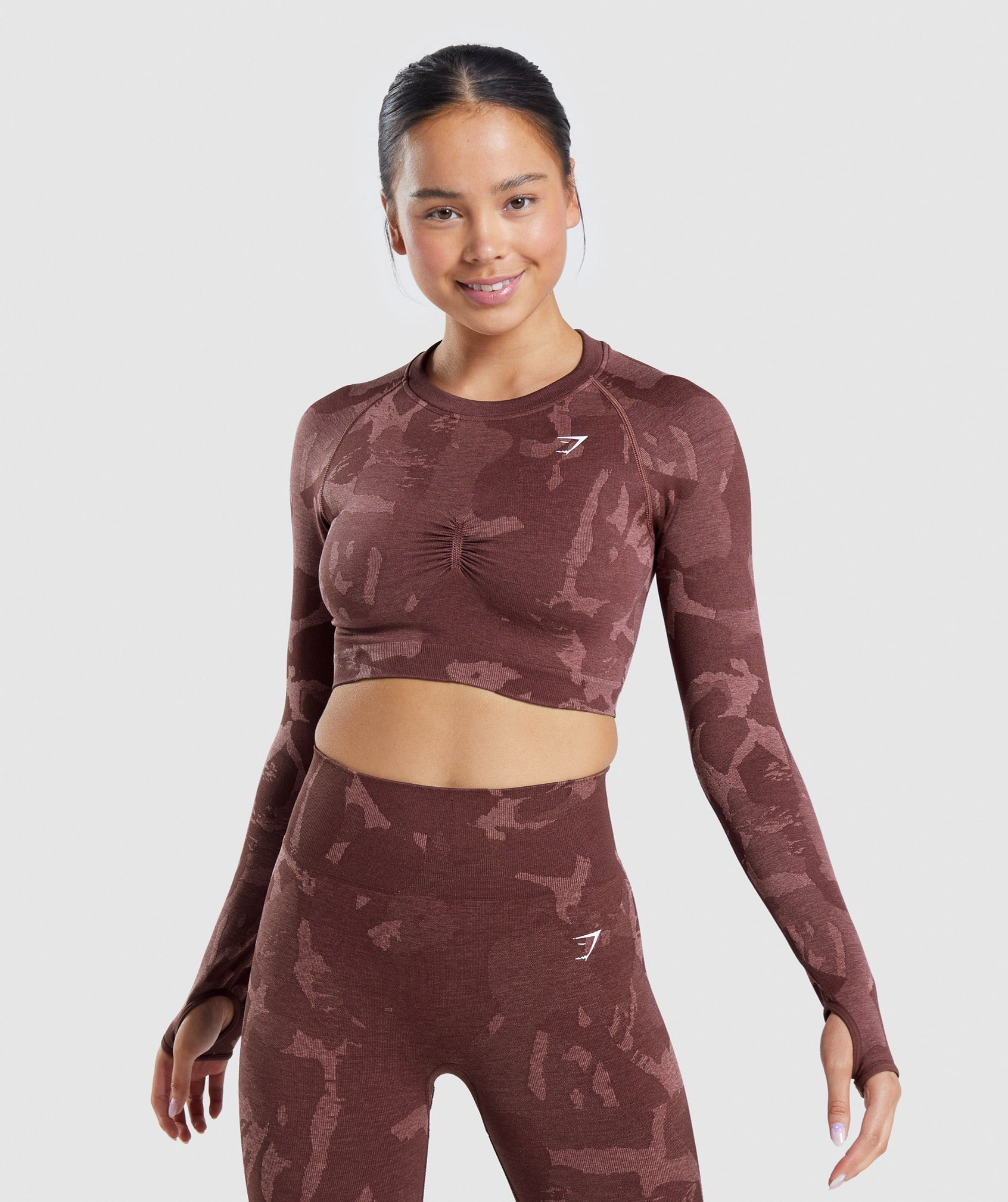 gymshark-adapt-camo-seamless-long-sleeve-crop-top-savanna-cherry-brown-ss22