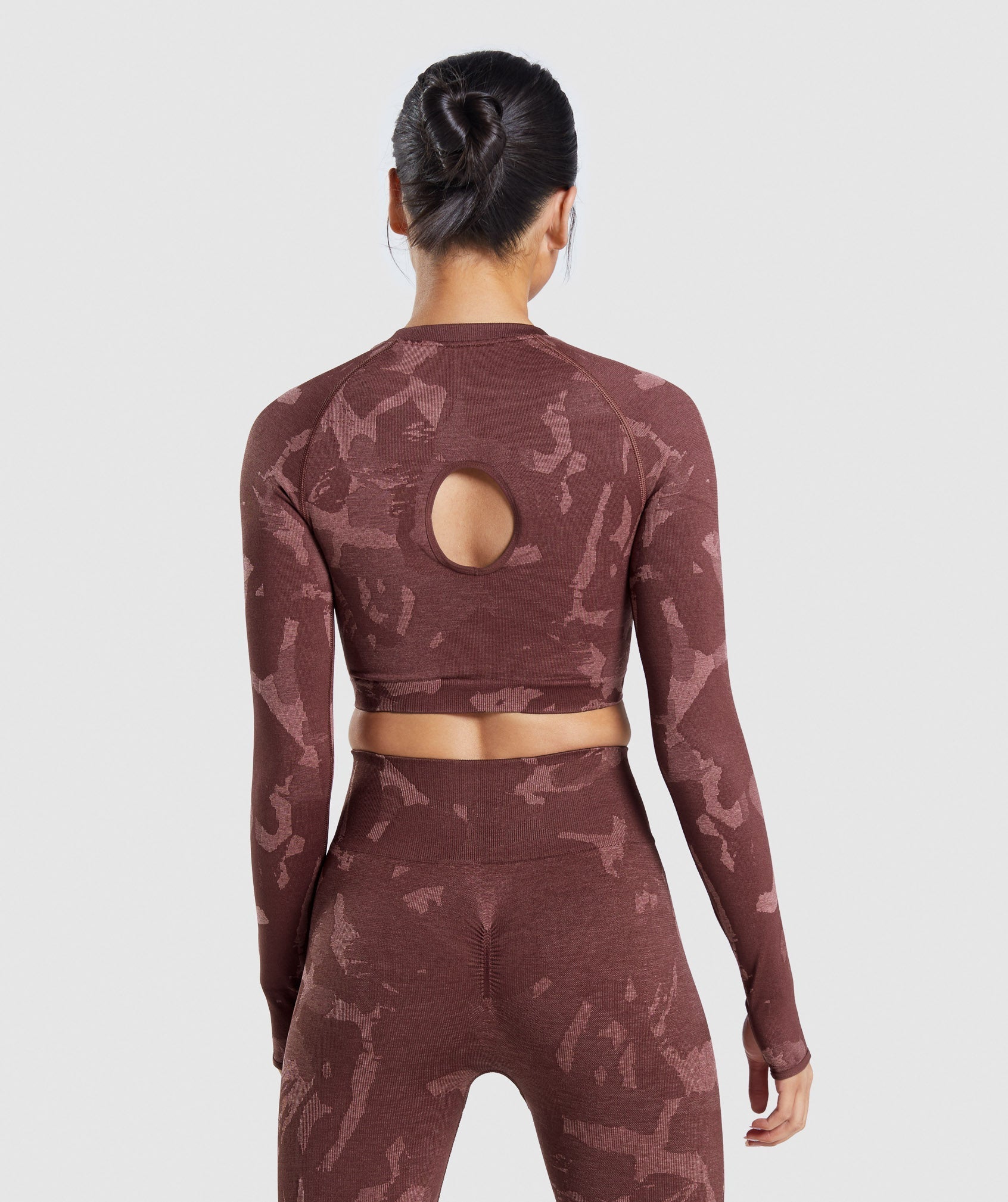 gymshark-adapt-camo-seamless-long-sleeve-crop-top-savanna-cherry-brown-ss22