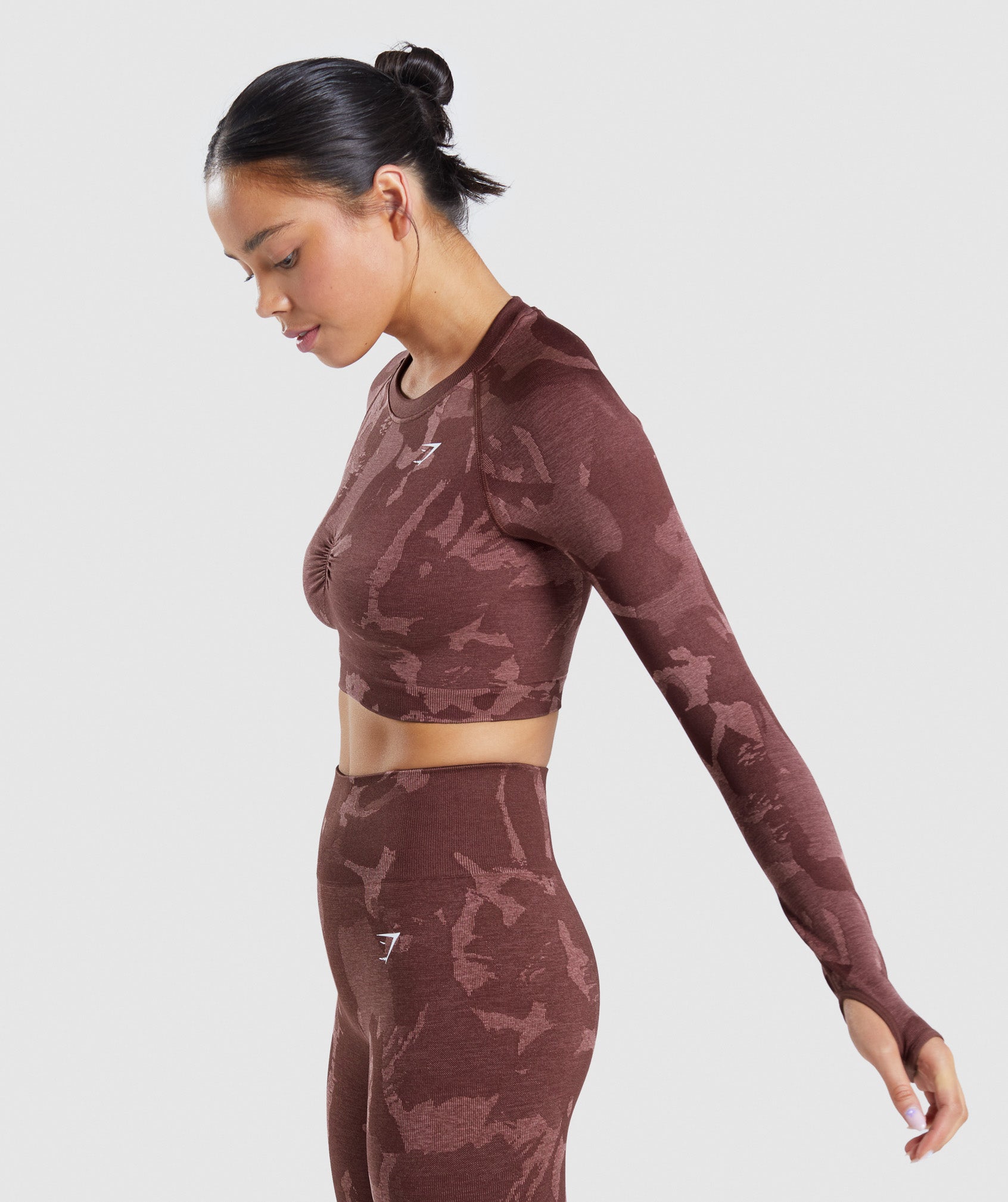 gymshark-adapt-camo-seamless-long-sleeve-crop-top-savanna-cherry-brown-ss22