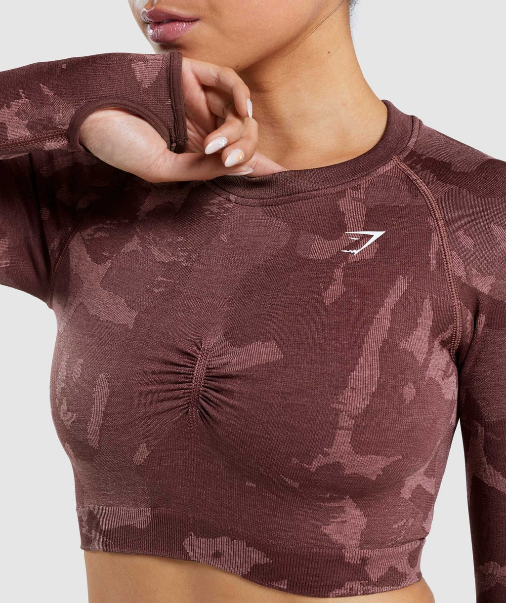gymshark-adapt-camo-seamless-long-sleeve-crop-top-savanna-cherry-brown-ss22