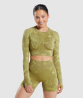gymshark-adapt-camo-seamless-long-sleeve-crop-top-savanna-griffin-green-ss22