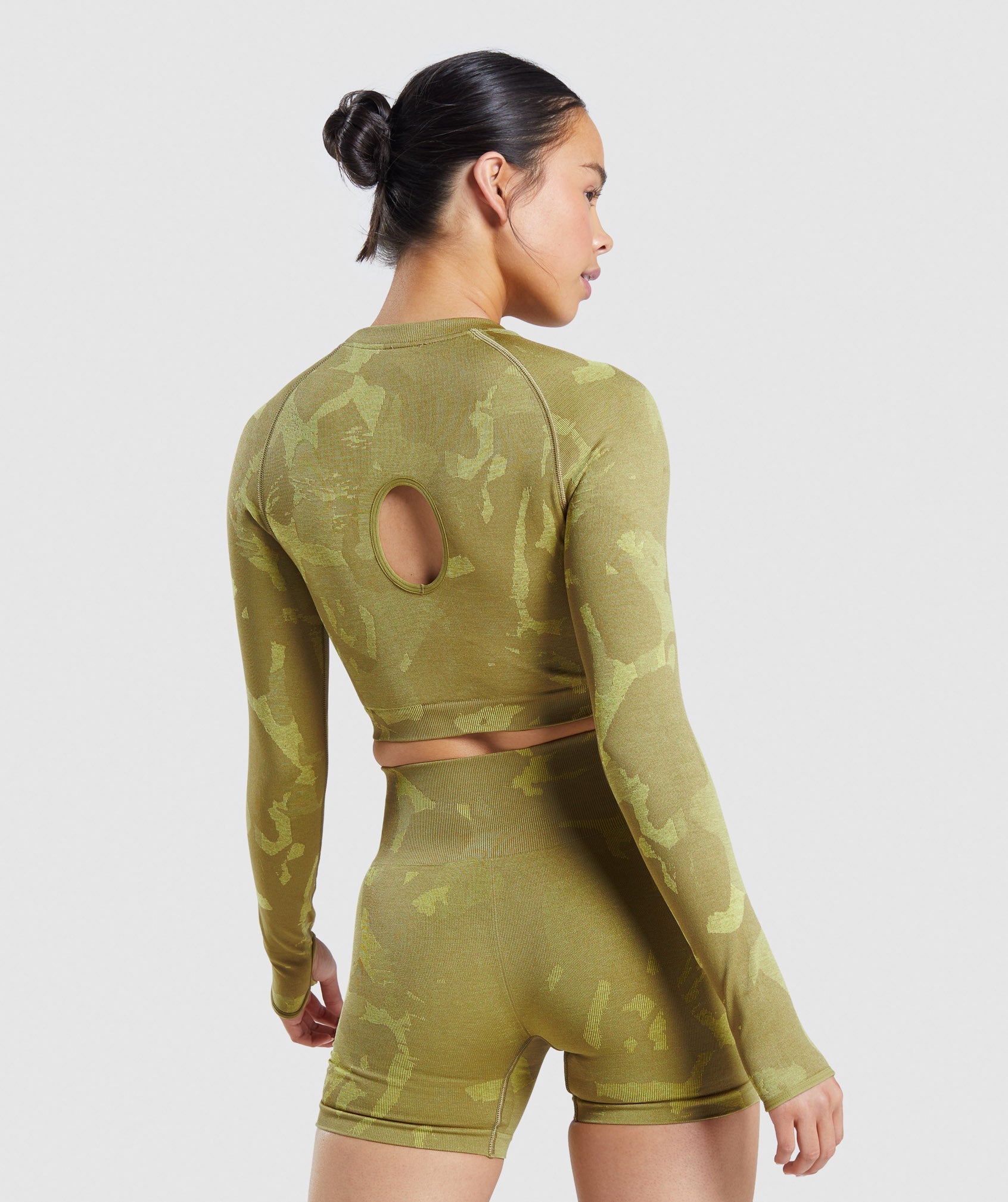 gymshark-adapt-camo-seamless-long-sleeve-crop-top-savanna-griffin-green-ss22