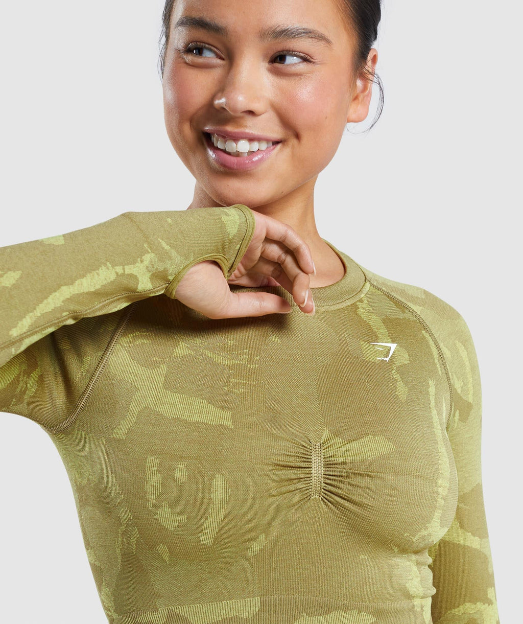 gymshark-adapt-camo-seamless-long-sleeve-crop-top-savanna-griffin-green-ss22