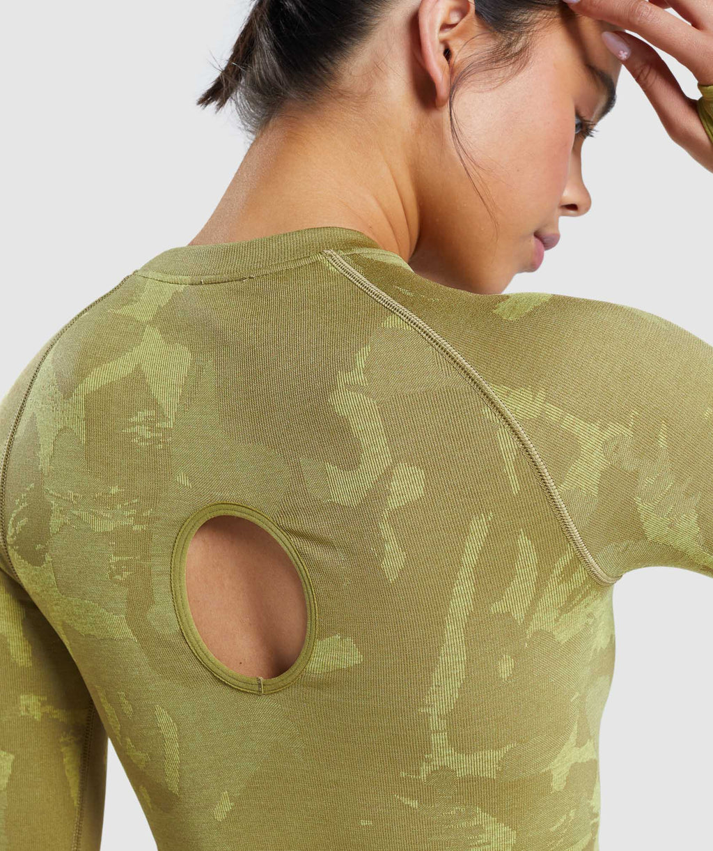 gymshark-adapt-camo-seamless-long-sleeve-crop-top-savanna-griffin-green-ss22