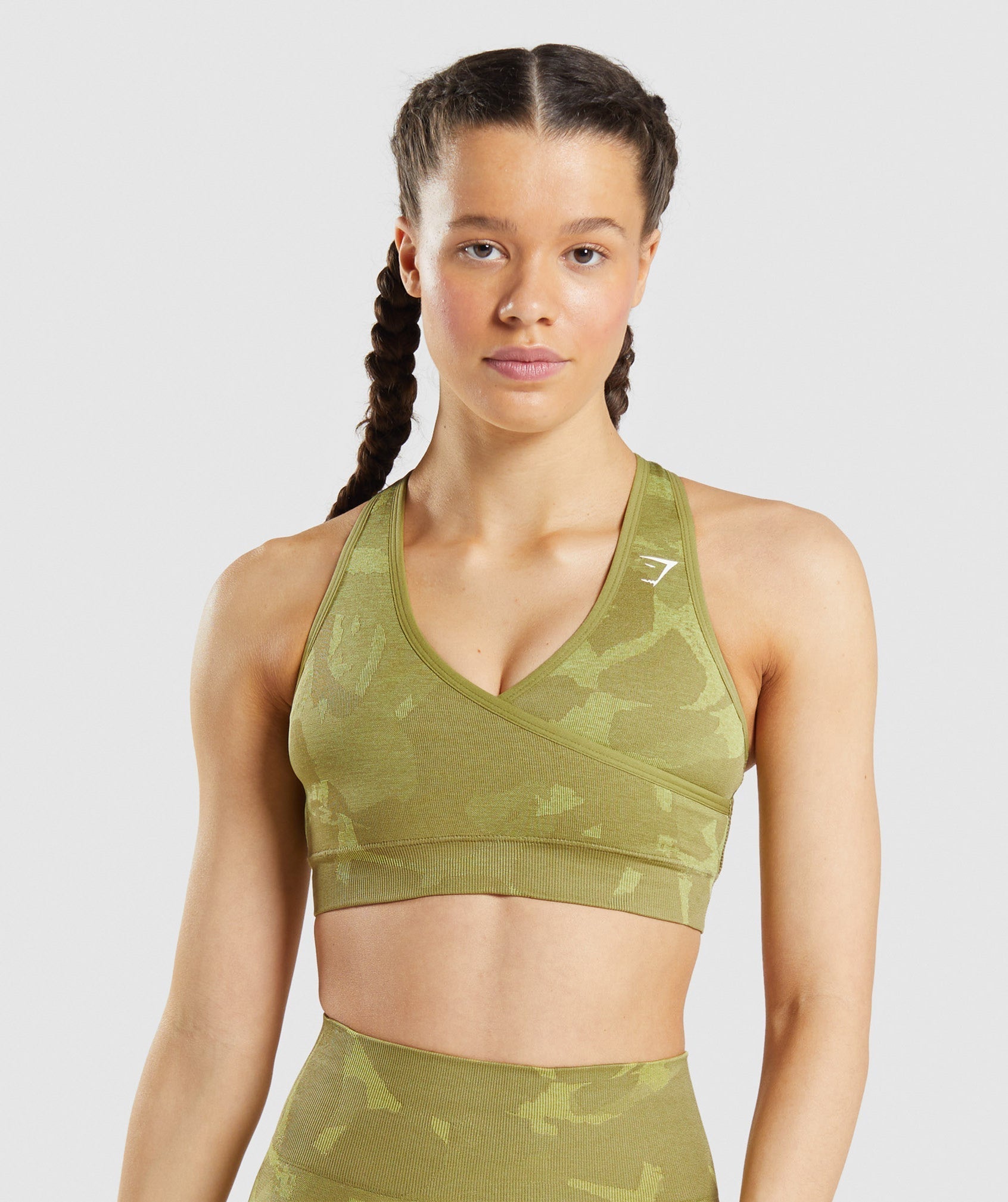 gymshark-adapt-camo-seamless-sports-bra-savanna-griffin-green-ss22