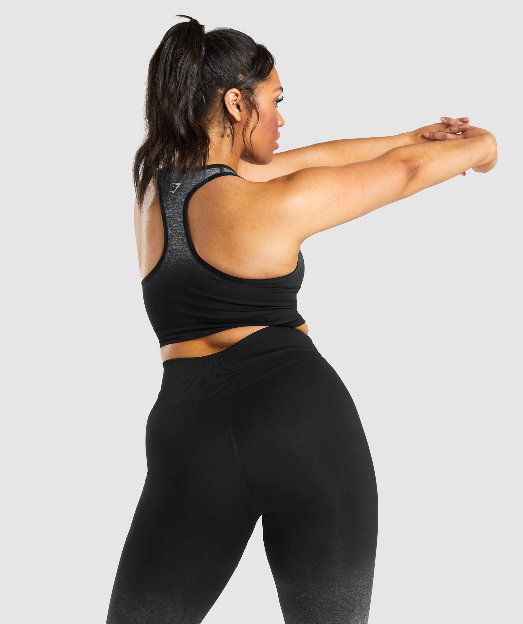 gymshark-adapt-ombre-sports-bra-black-black-marl