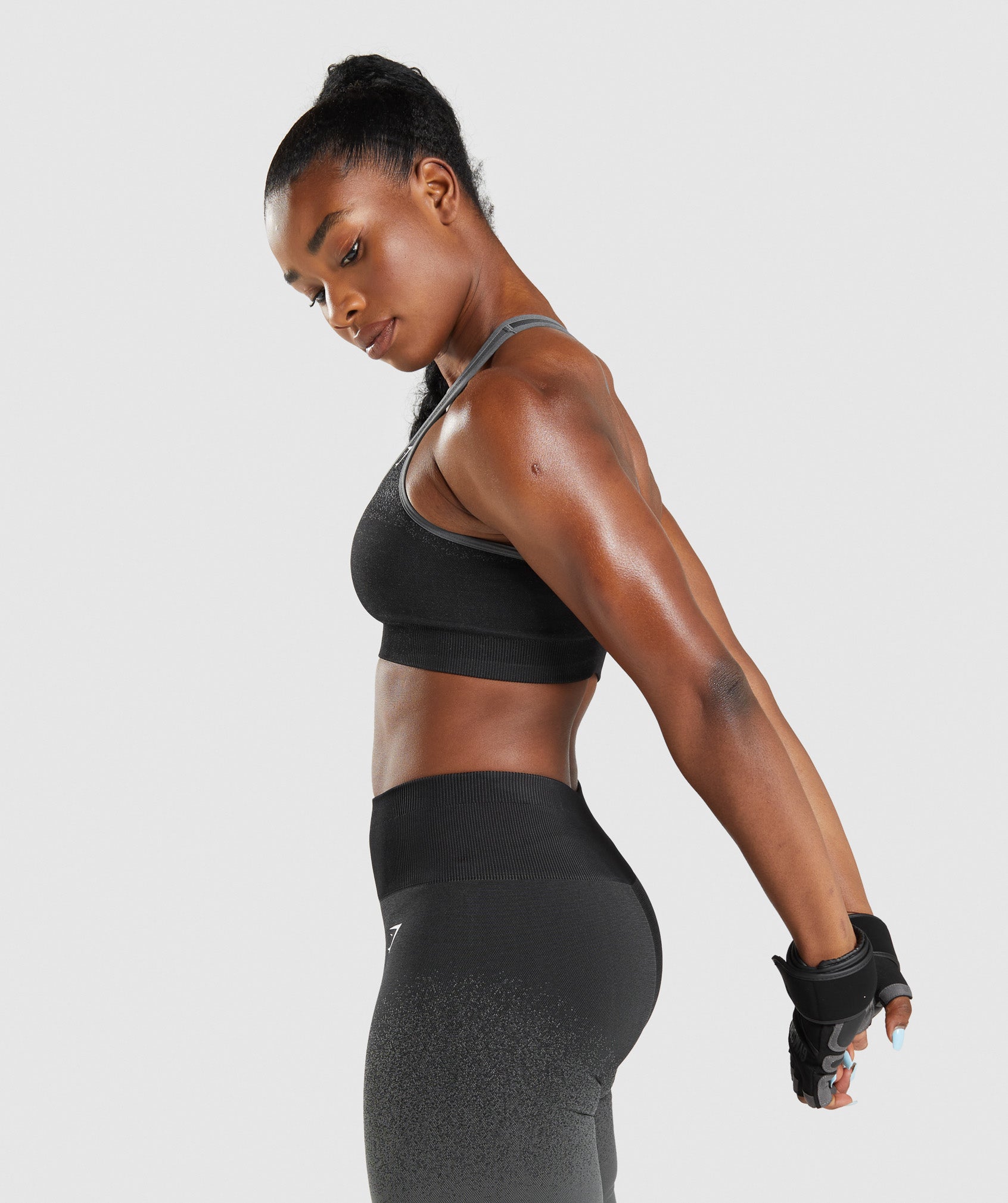 gymshark-adapt-ombre-seamless-sports-bra-black-grey-aw21