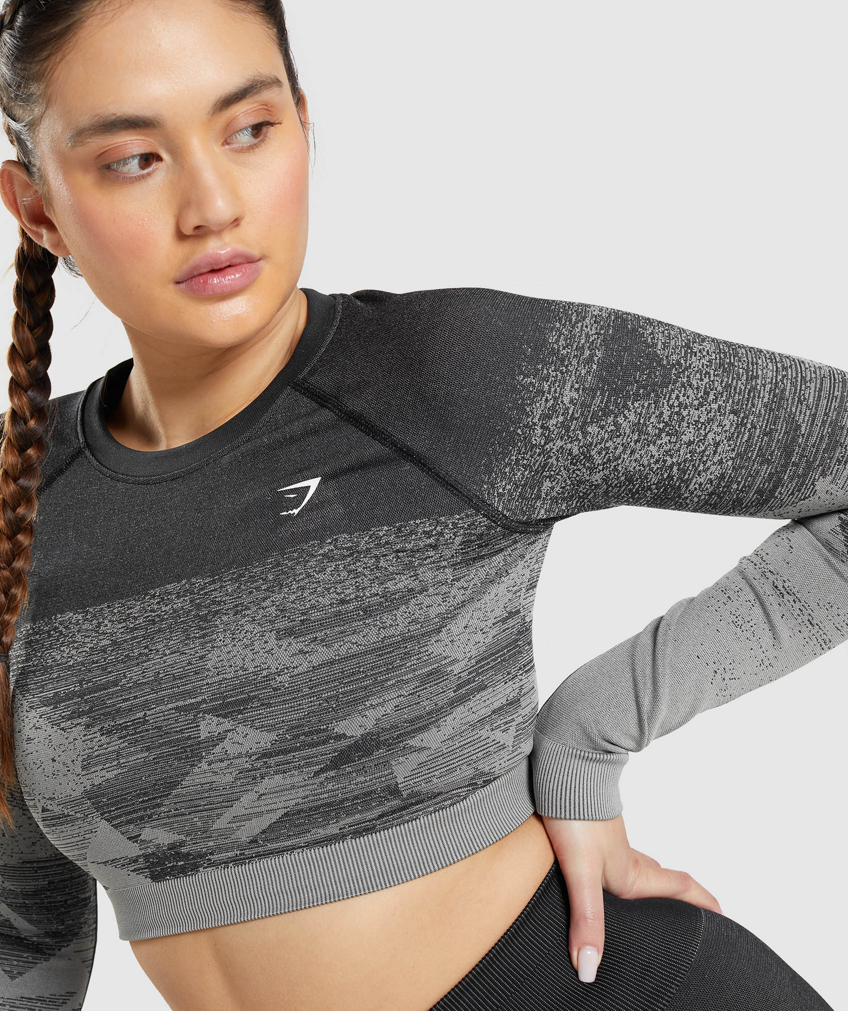 gymshark-adapt-ombre-crop-top-triangle-black-ss22
