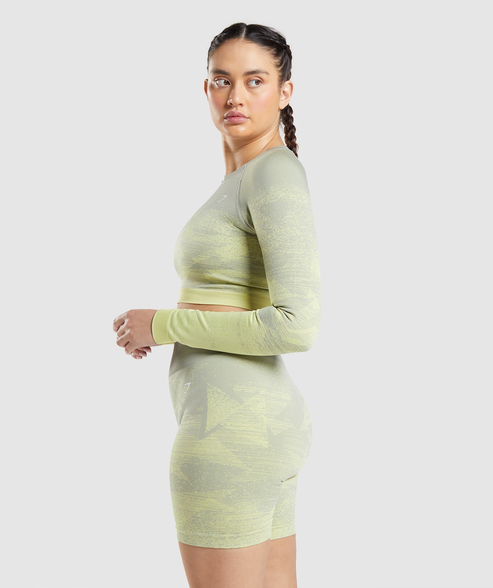 gymshark-adapt-ombre-crop-top-triangle-taupe-grey-print-ss22