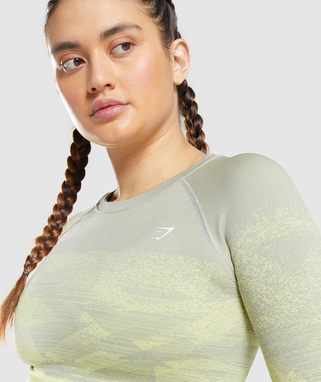 gymshark-adapt-ombre-crop-top-triangle-taupe-grey-print-ss22