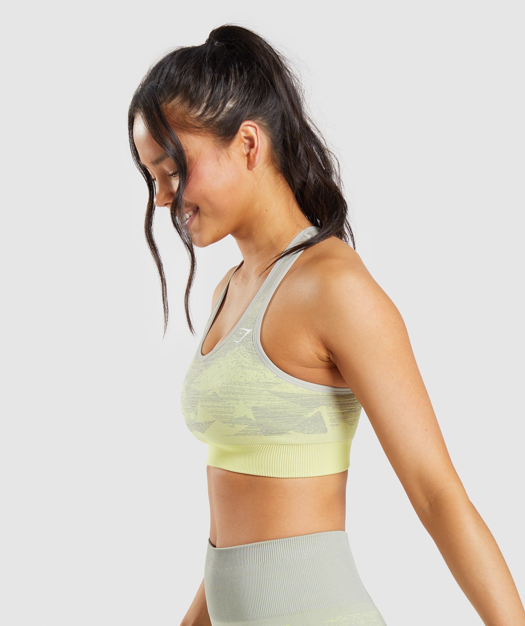 gymshark-adapt-ombre-seamless-sports-bra-triangle-taupe-grey-print-ss22