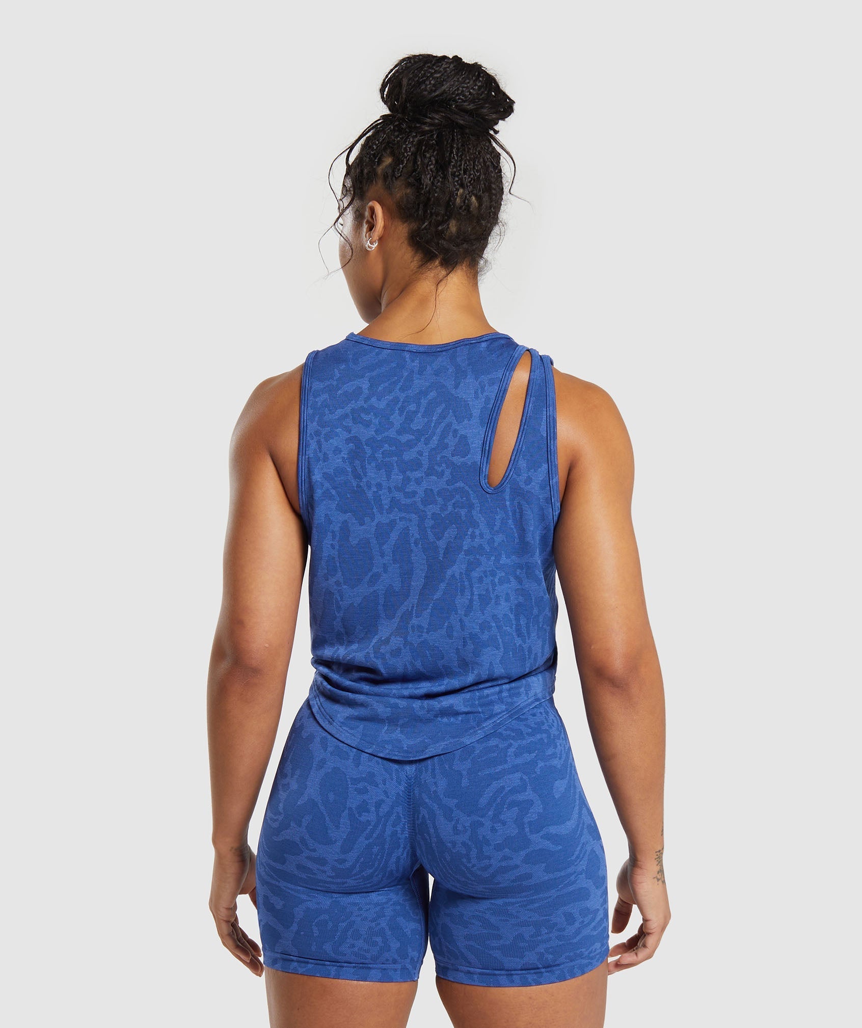 gymshark-adapt-safari-seamless-drop-arm-lifting-tank-wave-blue-iris-blue-ss24