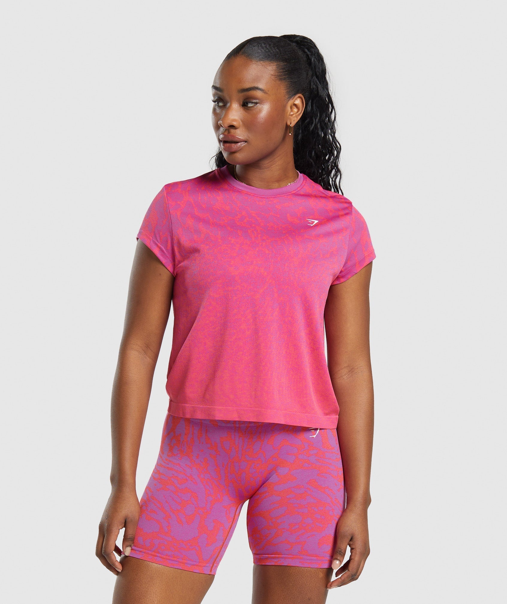 gymshark-adapt-safari-seamless-faded-t-shirt-shelly-pink-fly-coral-ss24