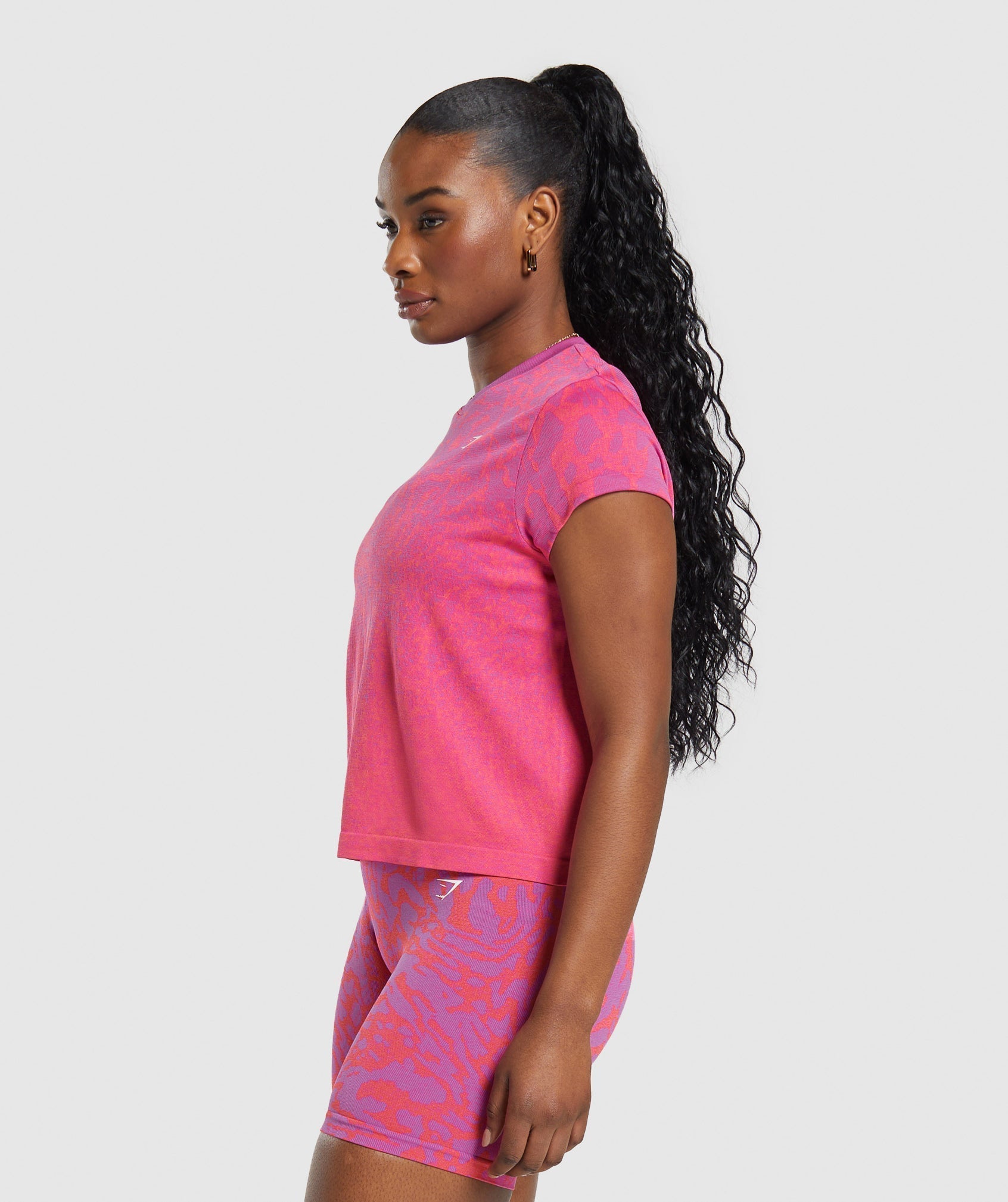 gymshark-adapt-safari-seamless-faded-t-shirt-shelly-pink-fly-coral-ss24