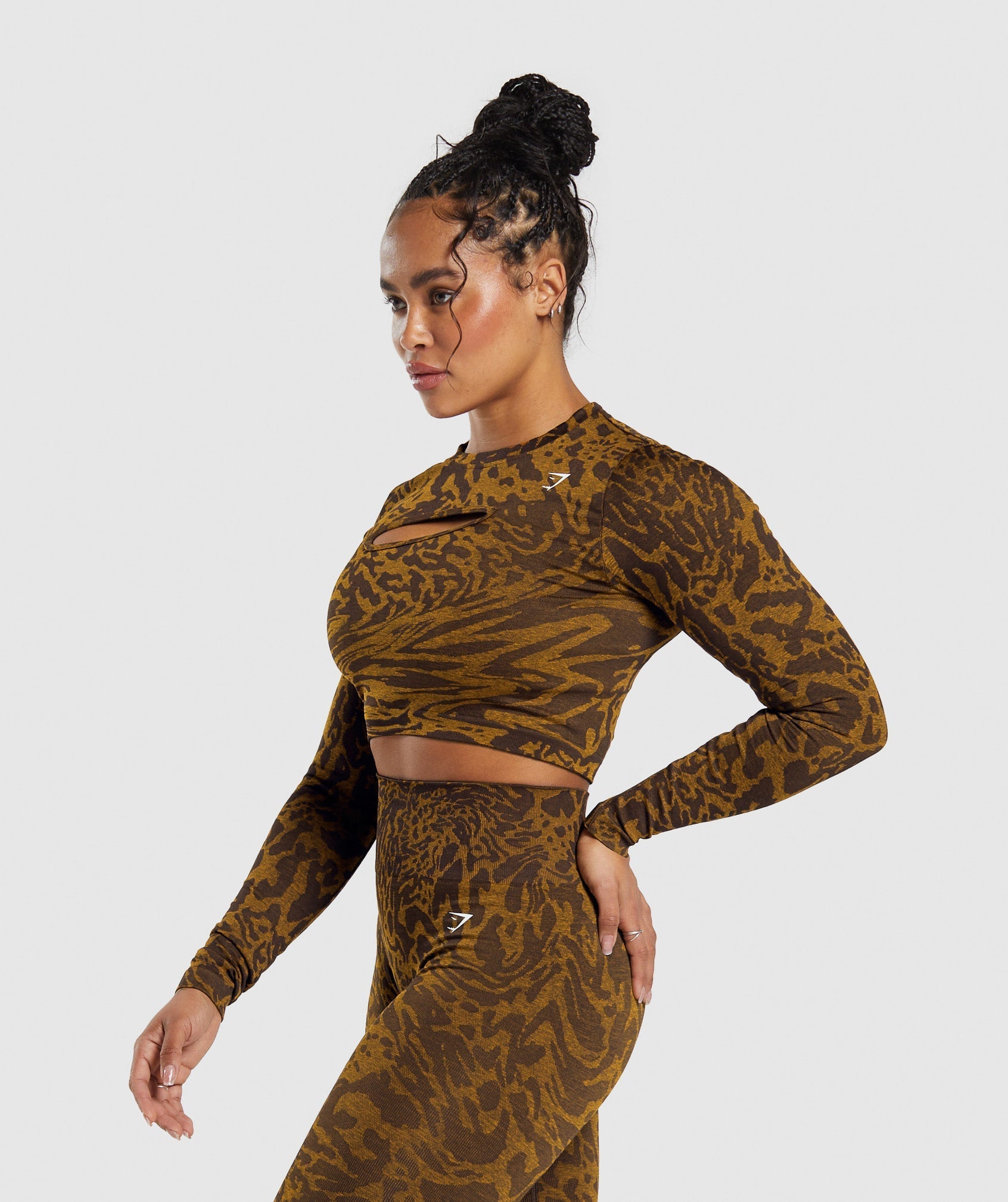 gymshark-adapt-safari-seamless-long-sleeve-crop-top-archive-brown-burnt-yellow-ss24