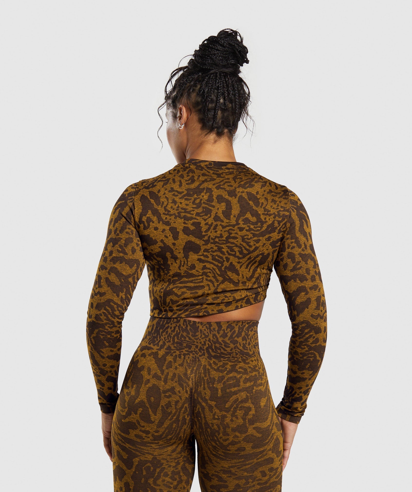 gymshark-adapt-safari-seamless-long-sleeve-crop-top-archive-brown-burnt-yellow-ss24