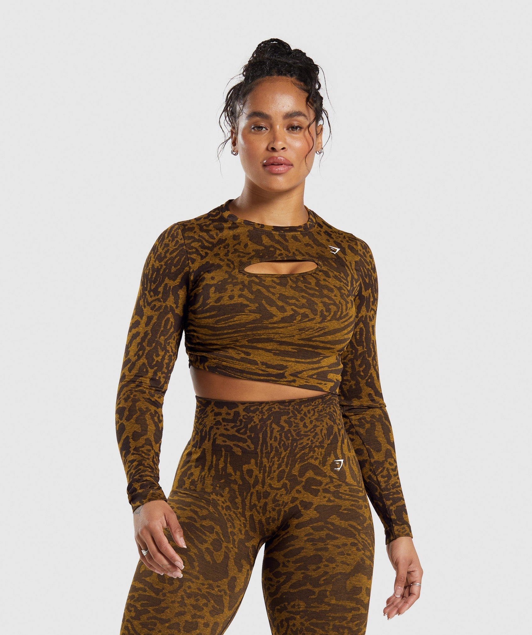 gymshark-adapt-safari-seamless-long-sleeve-crop-top-archive-brown-burnt-yellow-ss24