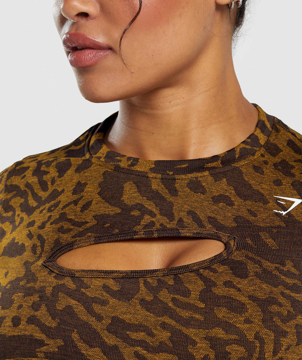 gymshark-adapt-safari-seamless-long-sleeve-crop-top-archive-brown-burnt-yellow-ss24