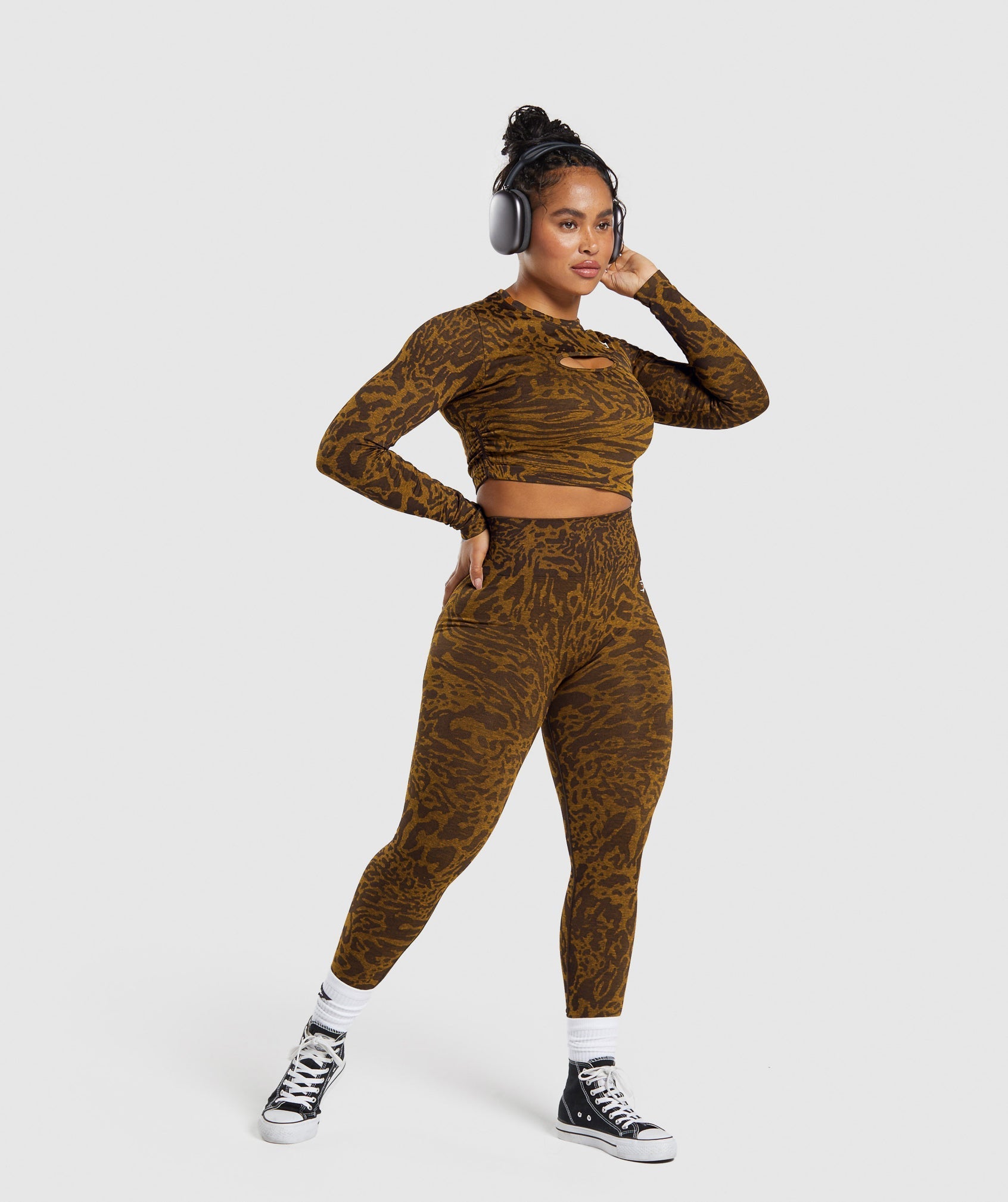 gymshark-adapt-safari-seamless-long-sleeve-crop-top-archive-brown-burnt-yellow-ss24