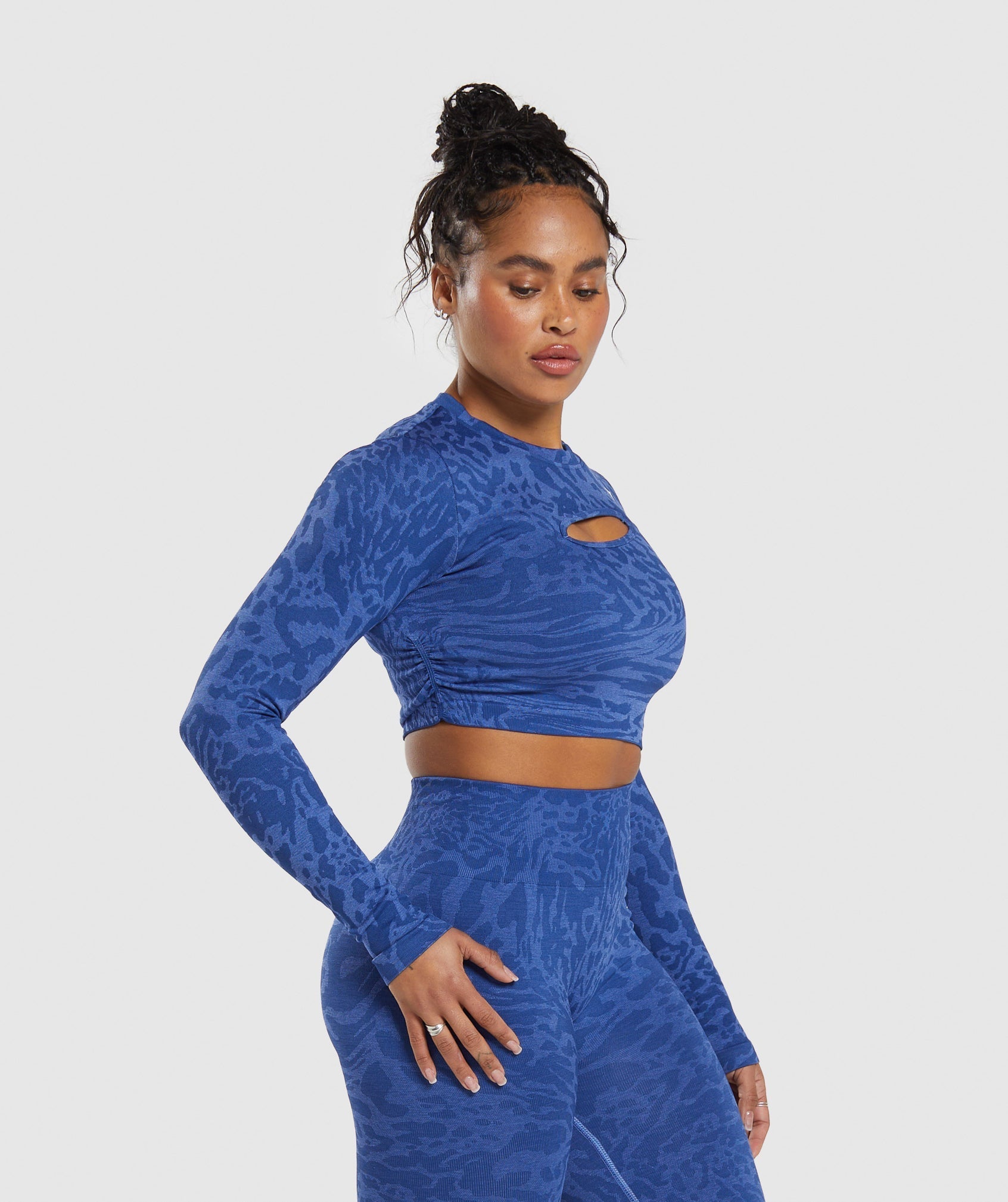 gymshark-adapt-safari-seamless-long-sleeve-crop-top-wave-blue-iris-blue-ss24
