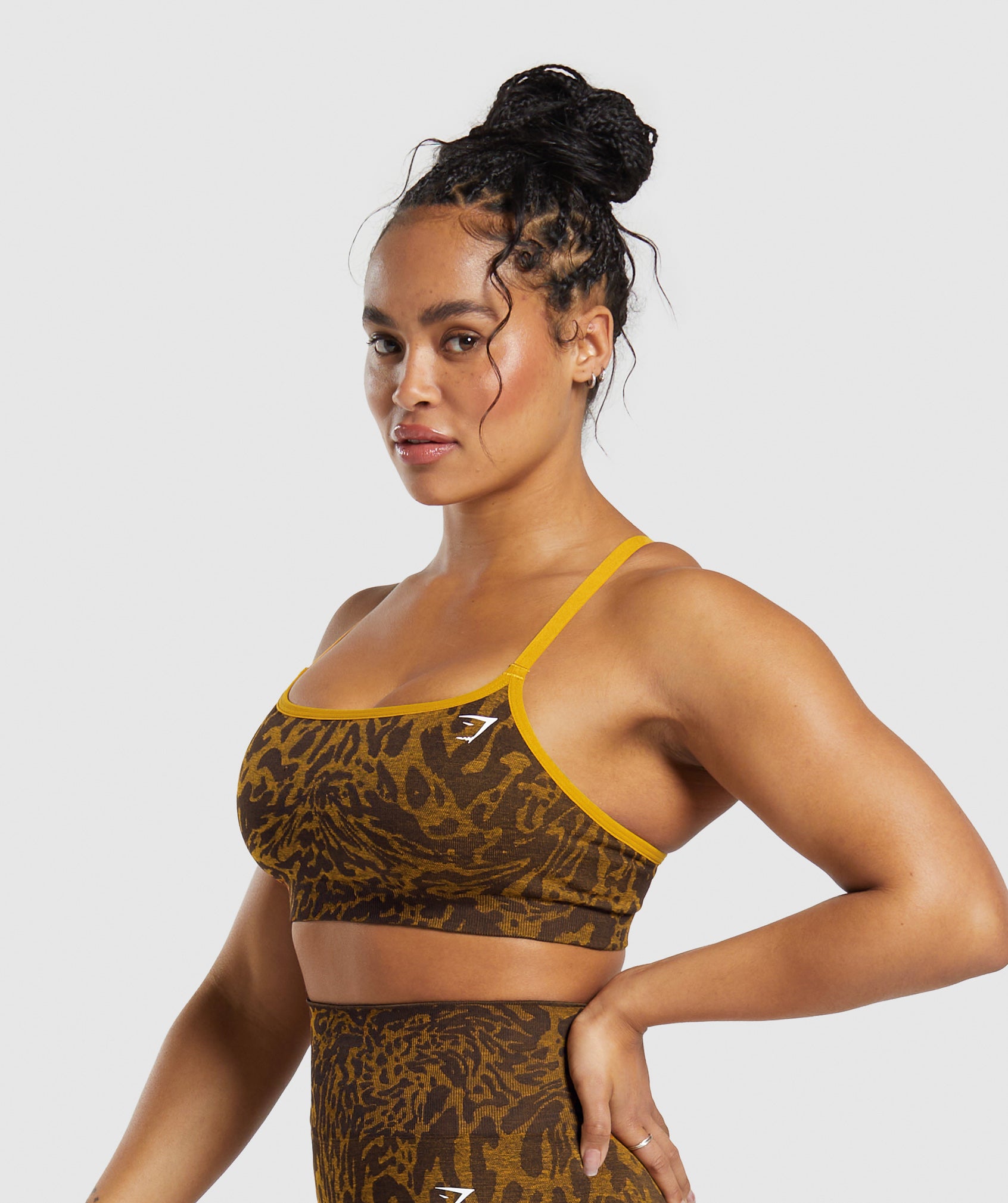 gymshark-adapt-safari-seamless-sports-bra-archive-brown-burnt-yellow-ss24