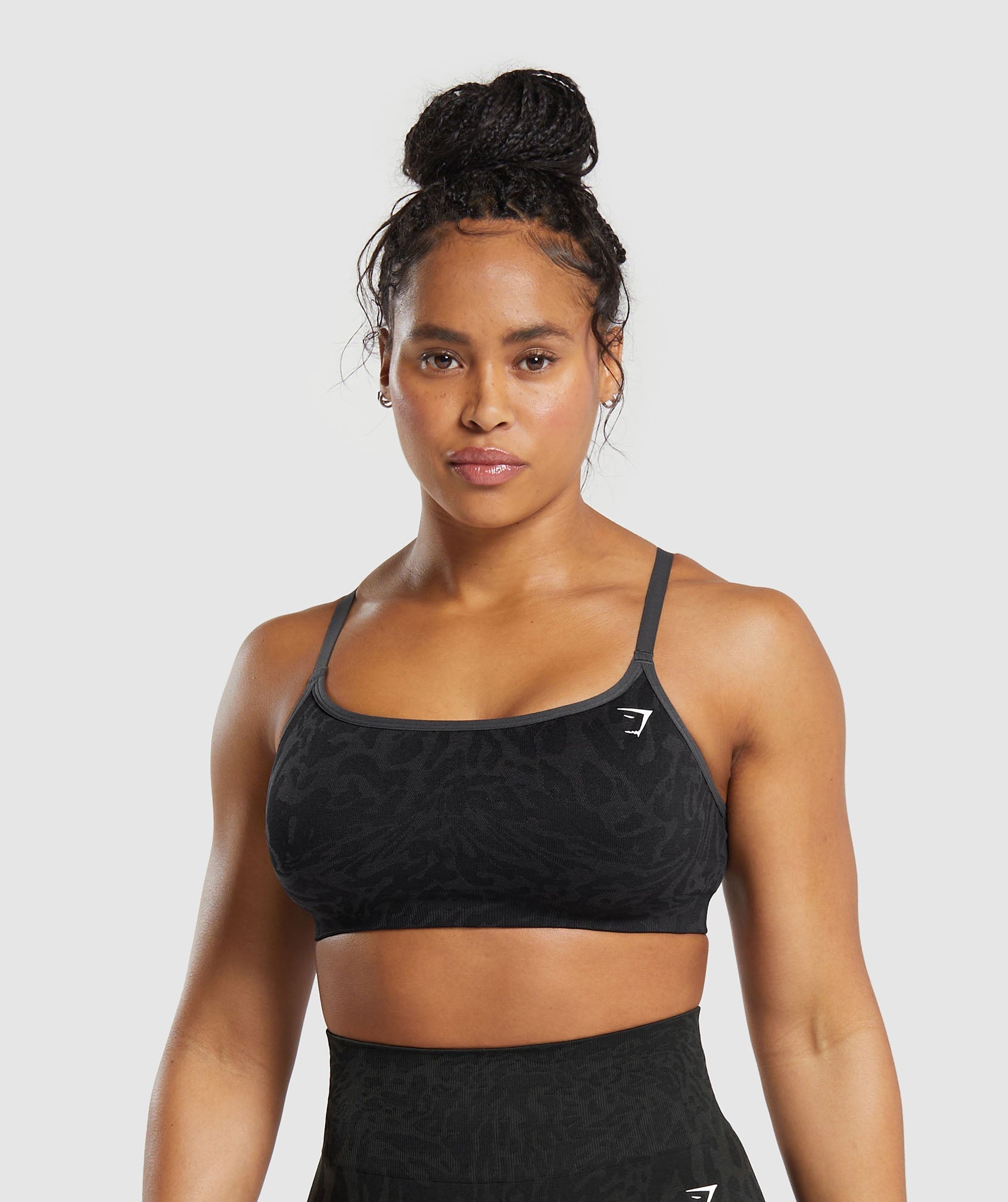 gymshark-adapt-safari-seamless-sports-bra-black-asphalt-grey-ss24
