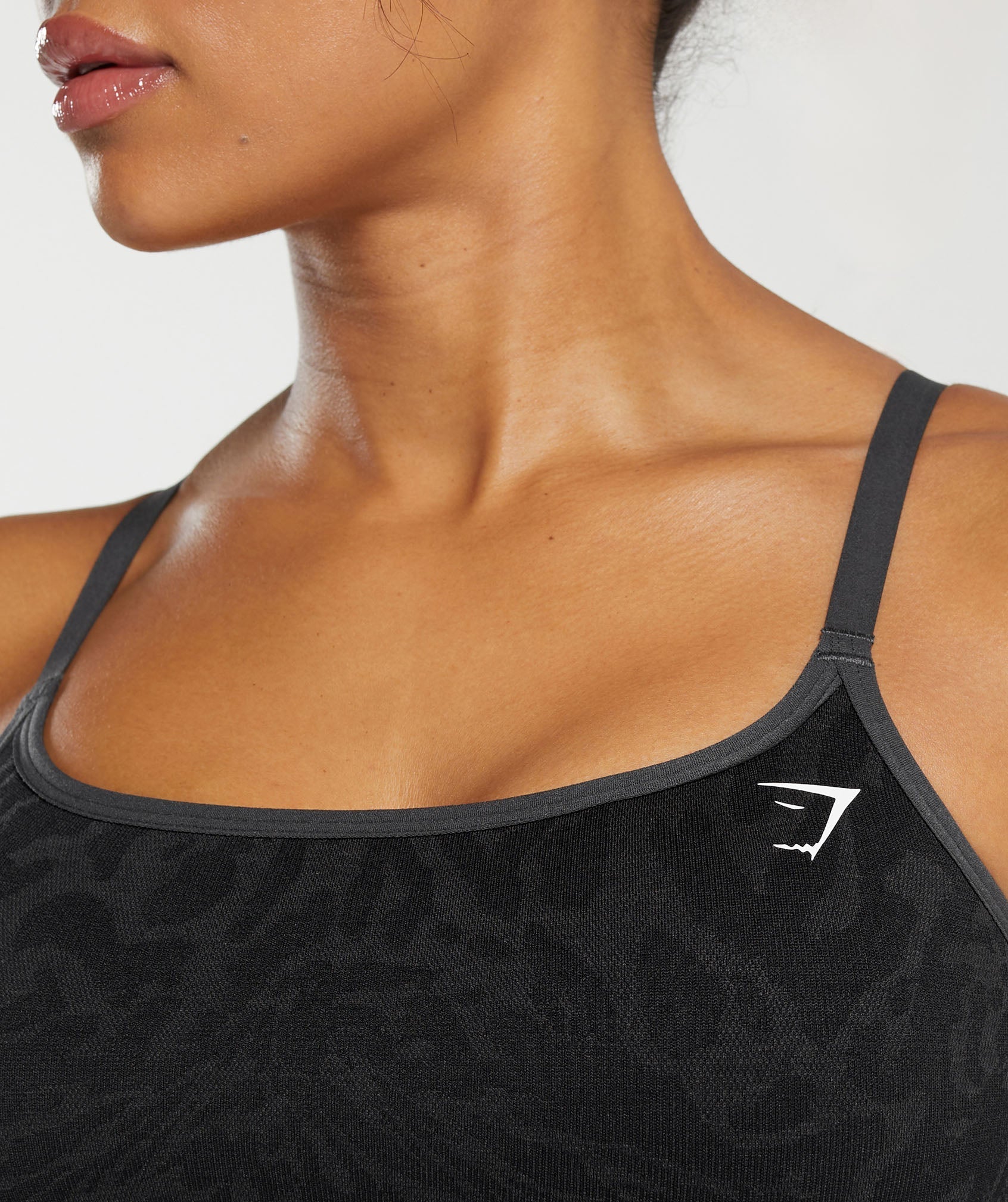 gymshark-adapt-safari-seamless-sports-bra-black-asphalt-grey-ss24