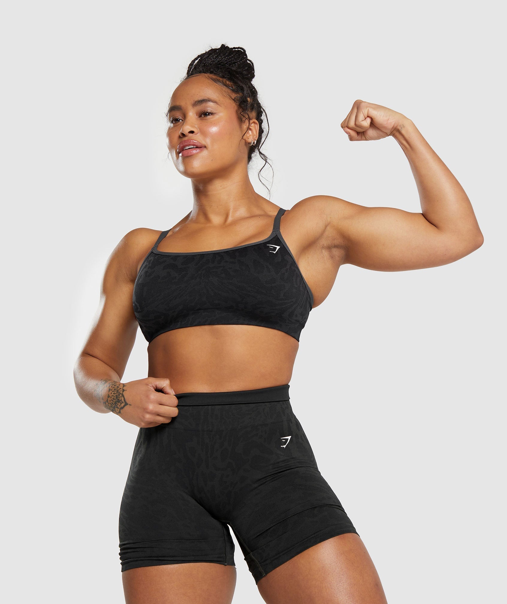 gymshark-adapt-safari-seamless-sports-bra-black-asphalt-grey-ss24