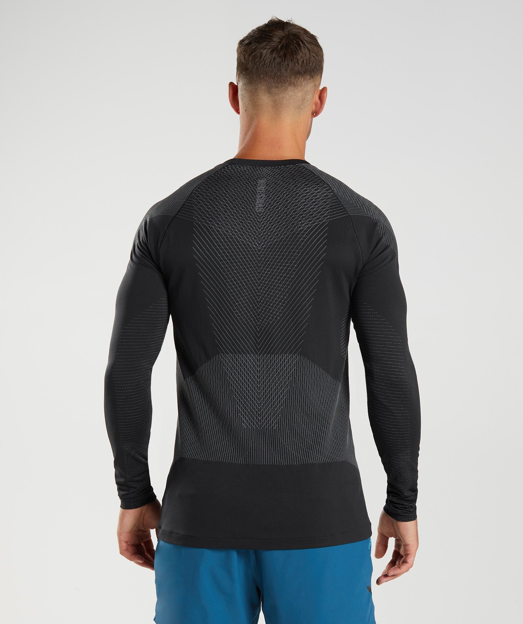 gymshark-apex-seamless-long-sleeve-t-shirt-black-silhouette-grey-aw22