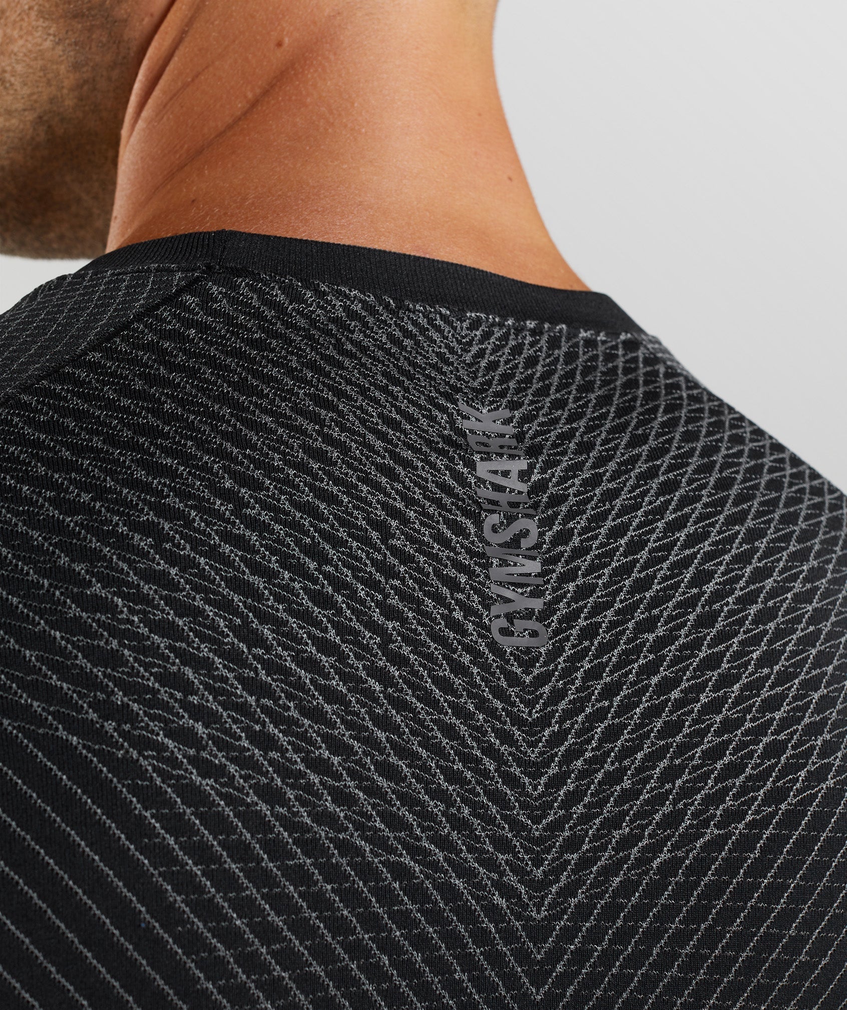 gymshark-apex-seamless-long-sleeve-t-shirt-black-silhouette-grey-aw22